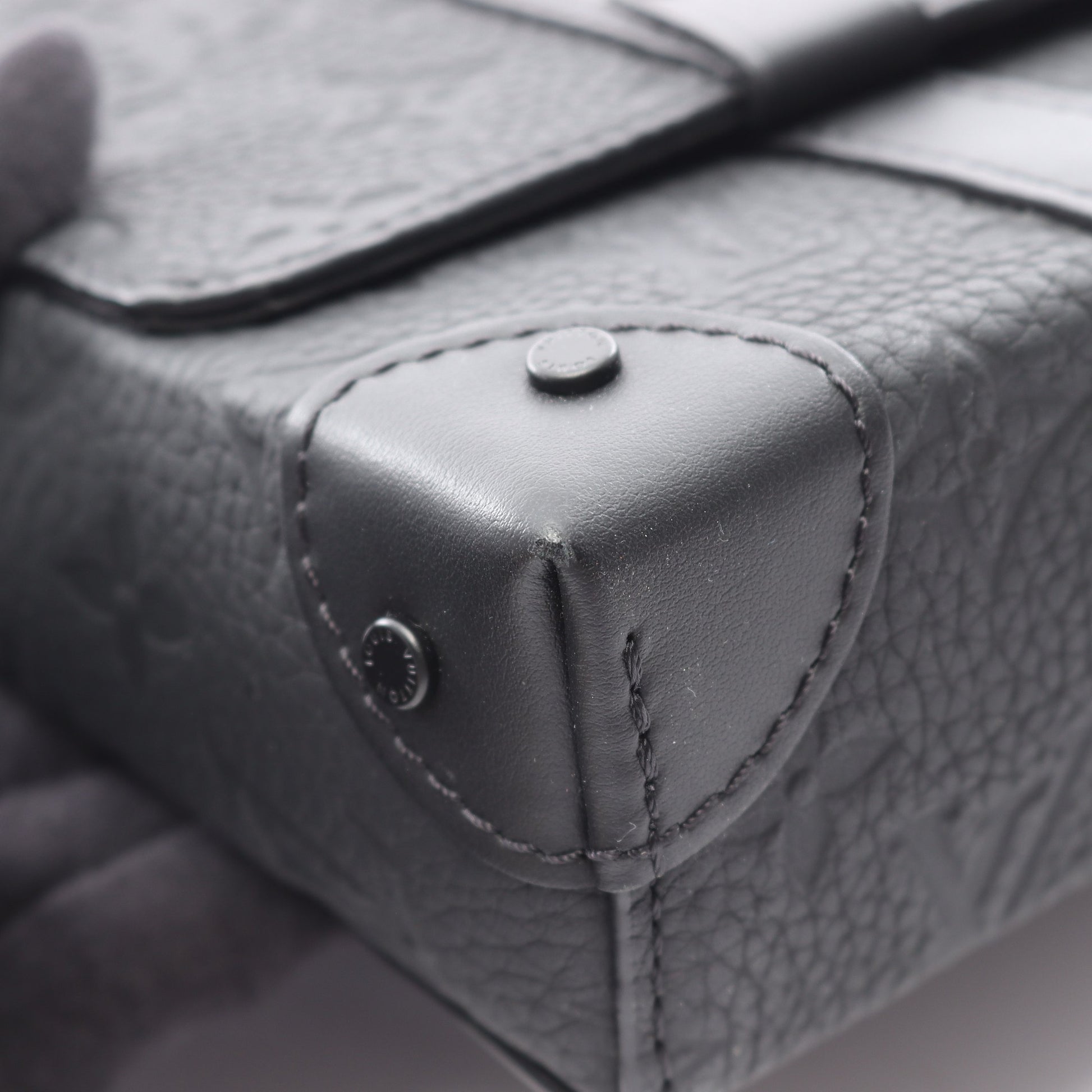トランク メッセンジャーPM トリヨンモノグラム ショルダーバッグ トリヨンレザー ブラック ルイヴィトン バッグ LOUIS VUITTON