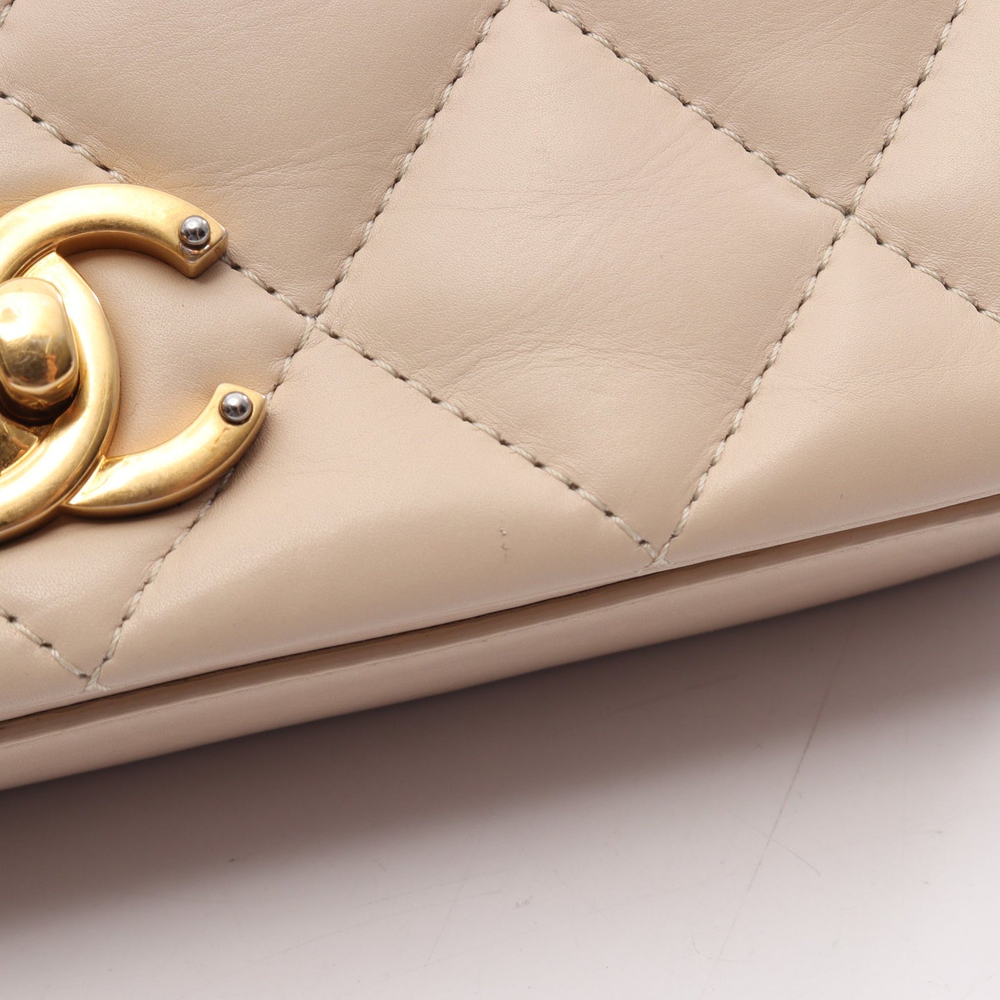 マトラッセ クラシック フルフラップ チェーンショルダーバッグ レザー ベージュ ゴールド金具 シャネル バッグ CHANEL
