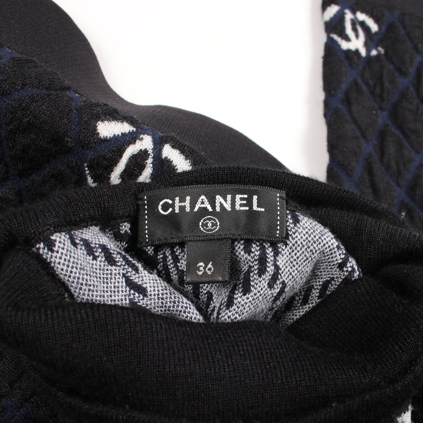 ロゴ チェック ハイネック ニット カシミヤ ウール ブラック オフホワイト ネイビー シャネル トップス CHANEL