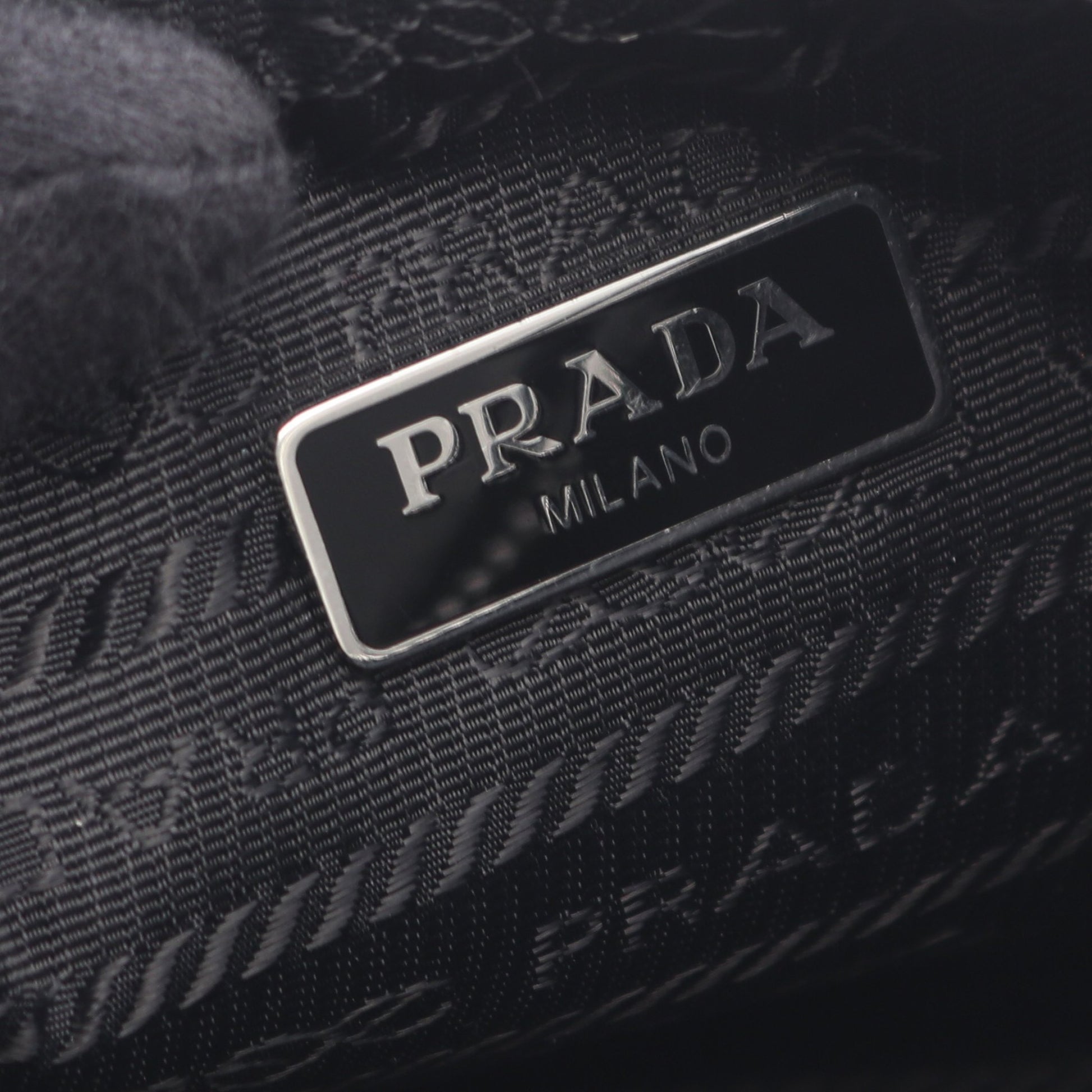 Re-Edition 2005 2WAY チェーンショルダーバッグ レザー ブラック プラダ バッグ PRADA