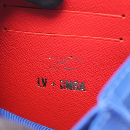 LV × NBA ソフトトランク フォーンボックス モノグラム ボディバッグ PVC レザー ファブリック ブラウン ホワイト ルイヴィトン