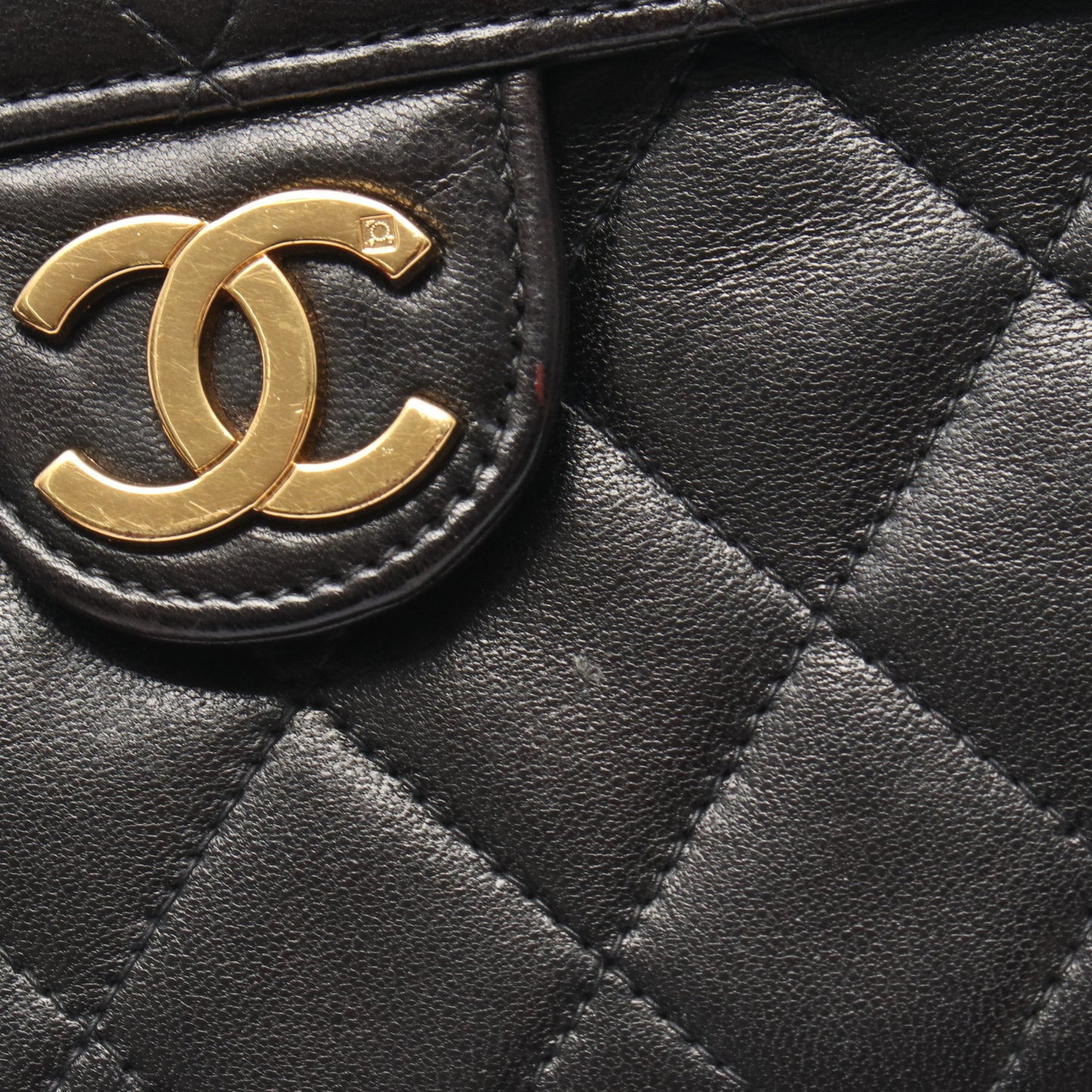 マトラッセ プッシュロック チェーンショルダーバッグ ラムスキン ブラック ゴールド金具 シャネル バッグ CHANEL