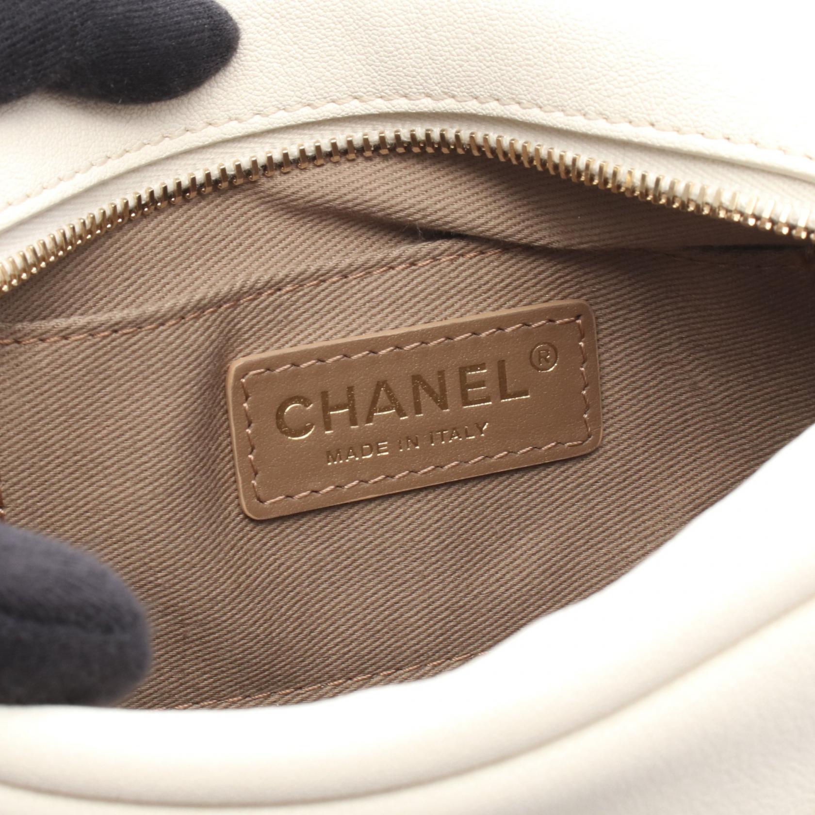 マトラッセ カメラバッグ チェーンショルダーバッグ レザー オフホワイト ゴールド金具 シャネル バッグ CHANEL