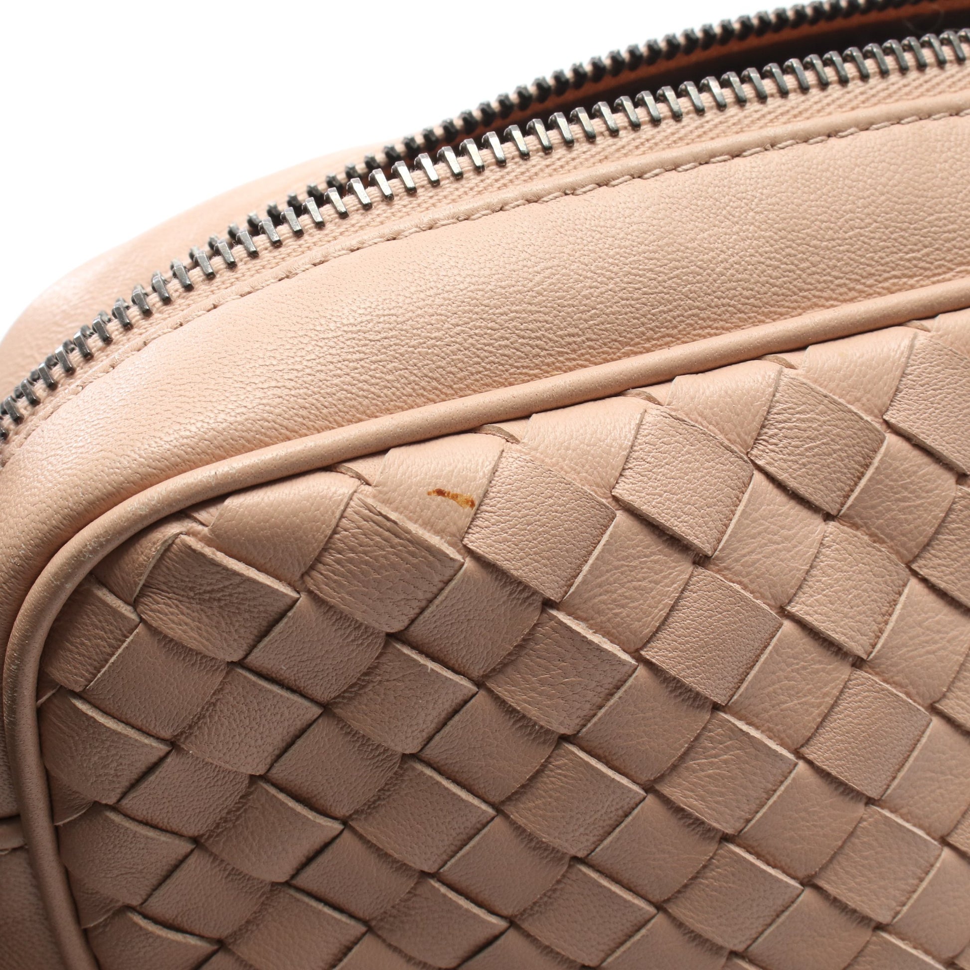 イントレチャート ショルダーバッグ レザー ピンクベージュ ボッテガヴェネタ バッグ BOTTEGA VENETA