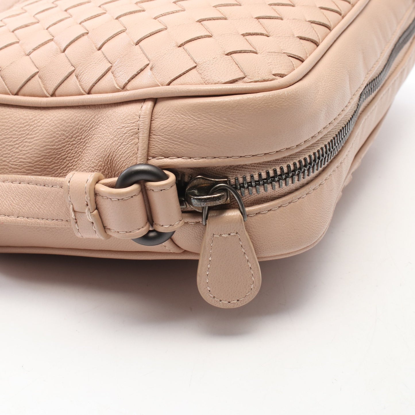 イントレチャート ショルダーバッグ レザー ピンクベージュ ボッテガヴェネタ バッグ BOTTEGA VENETA