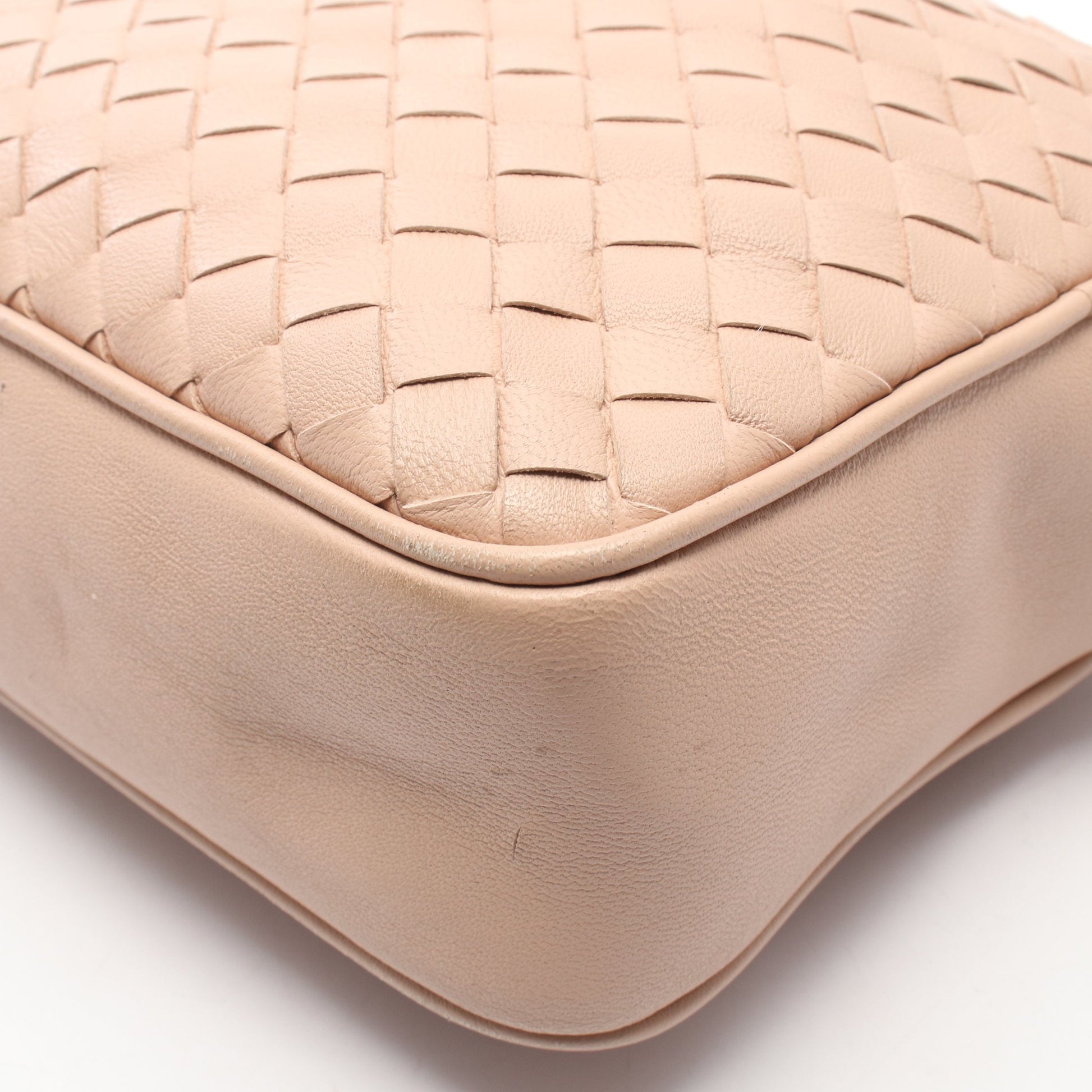 イントレチャート ショルダーバッグ レザー ピンクベージュ ボッテガヴェネタ バッグ BOTTEGA VENETA