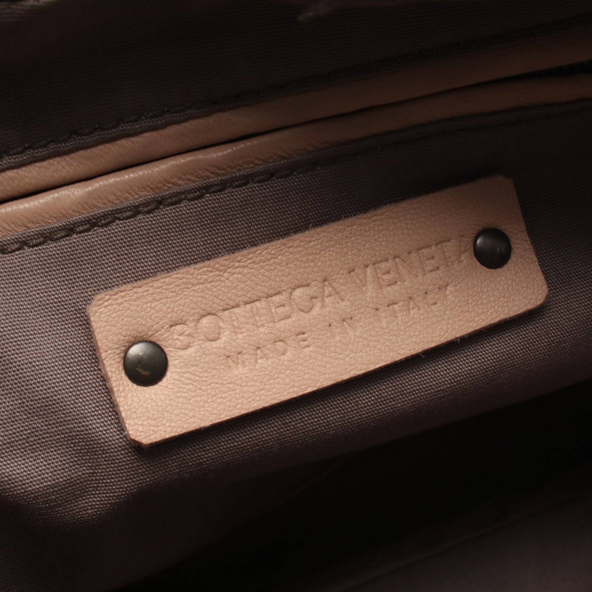イントレチャート ショルダーバッグ レザー ピンクベージュ ボッテガヴェネタ バッグ BOTTEGA VENETA