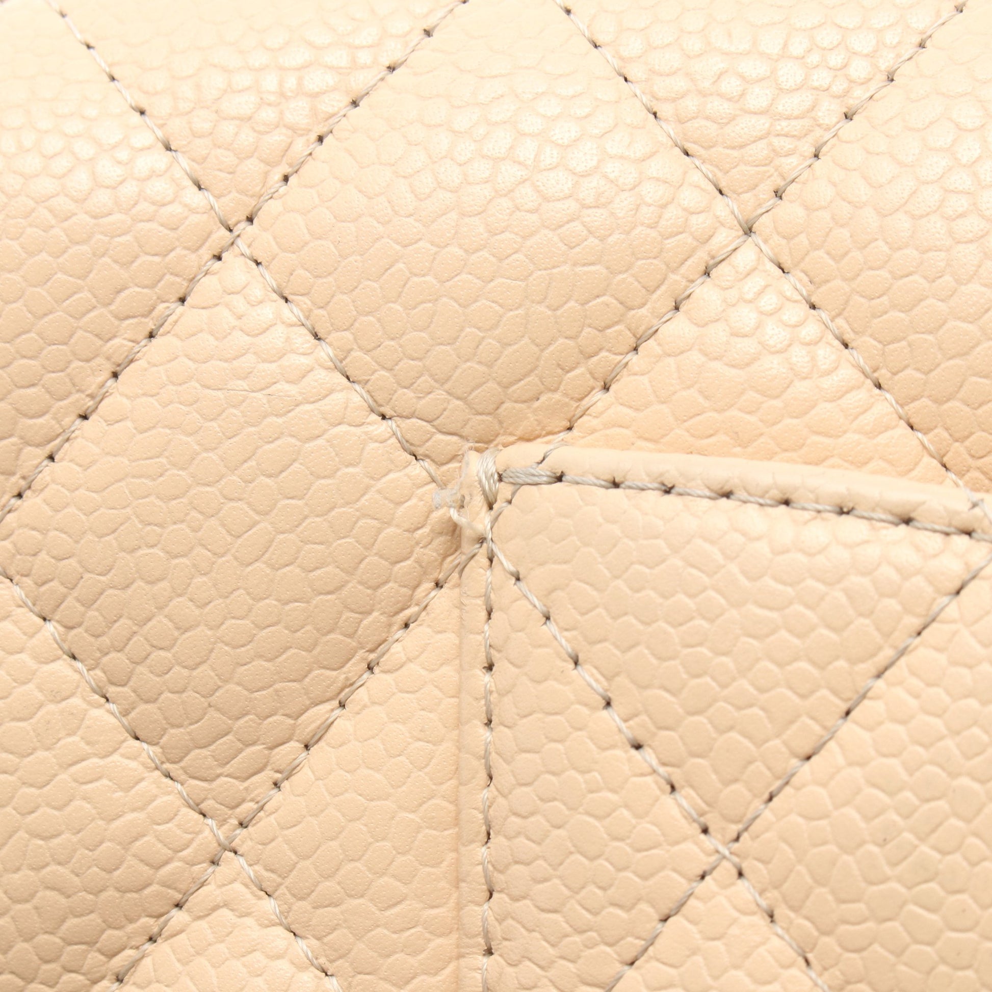 マトラッセ イーストウエスト チェーンショルダーバッグ キャビアスキン ベージュ ゴールド金具 シャネル バッグ CHANEL