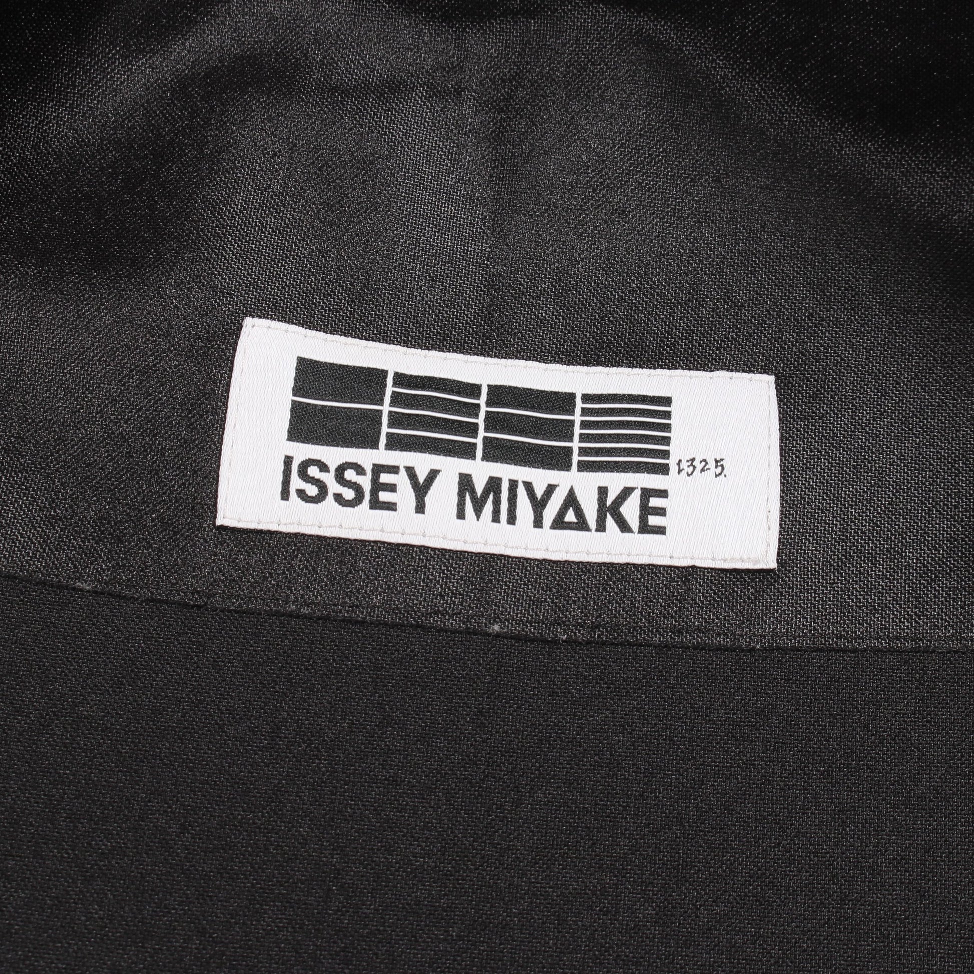 変形 ジップ ジャケット ブルゾン ブラック イッセイミヤケ アウター ISSEY MIYAKE