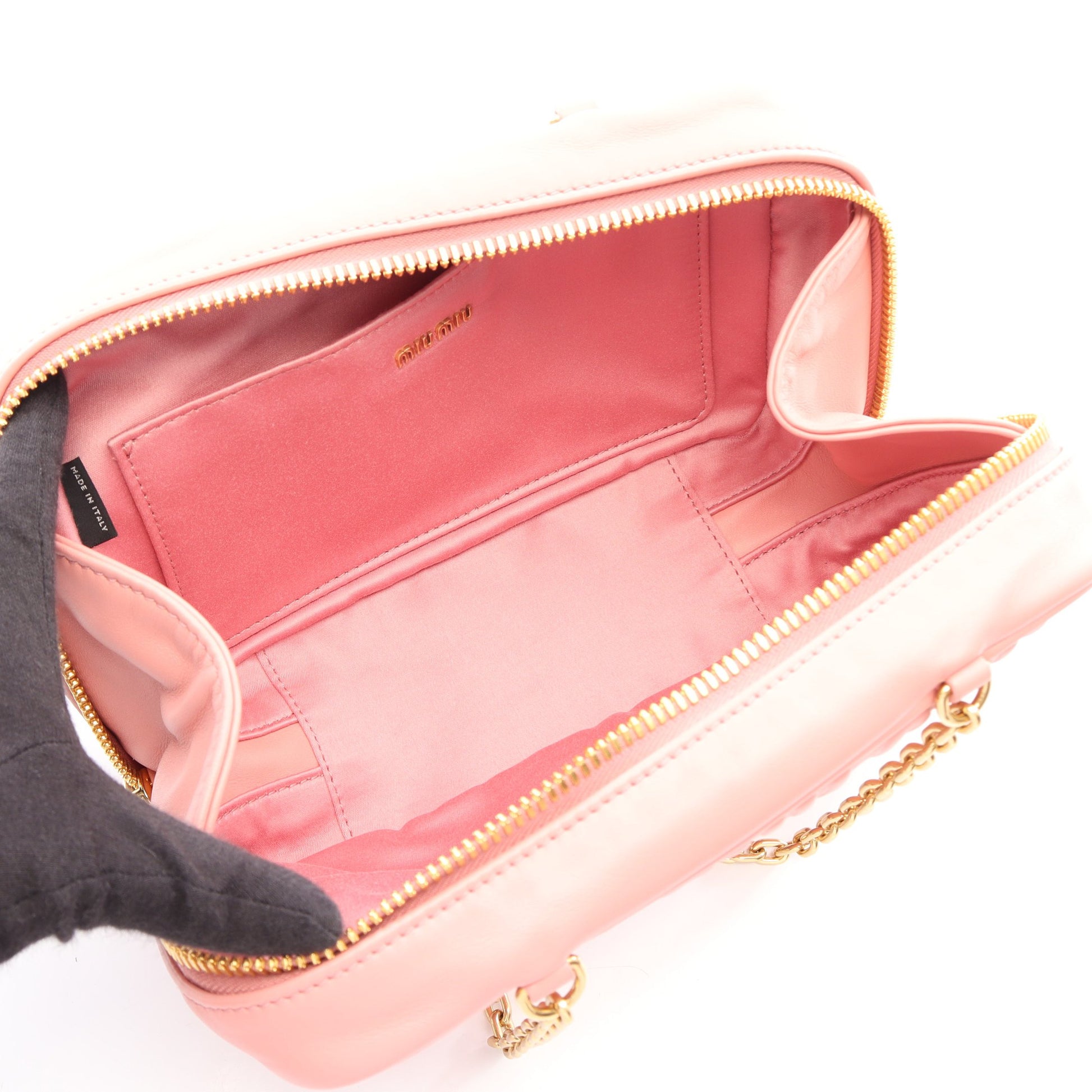 エンボスロゴ チェーンショルダーバッグ レザー ピンク ミュウミュウ バッグ miu miu
