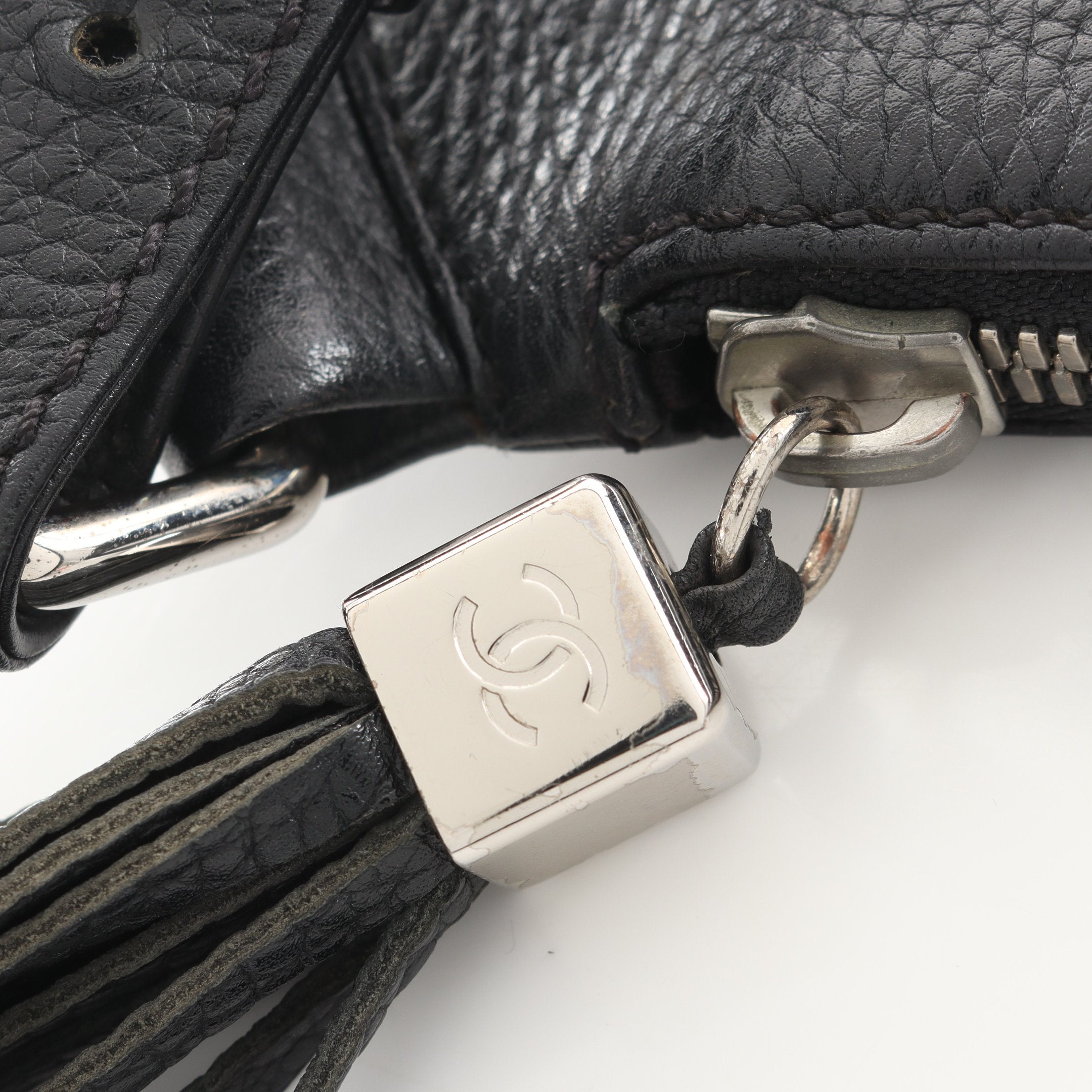 CHANEL ブラックレザー バッグ フリンジ付き CHANEL ブラックレザー バッグ フリンジ付き