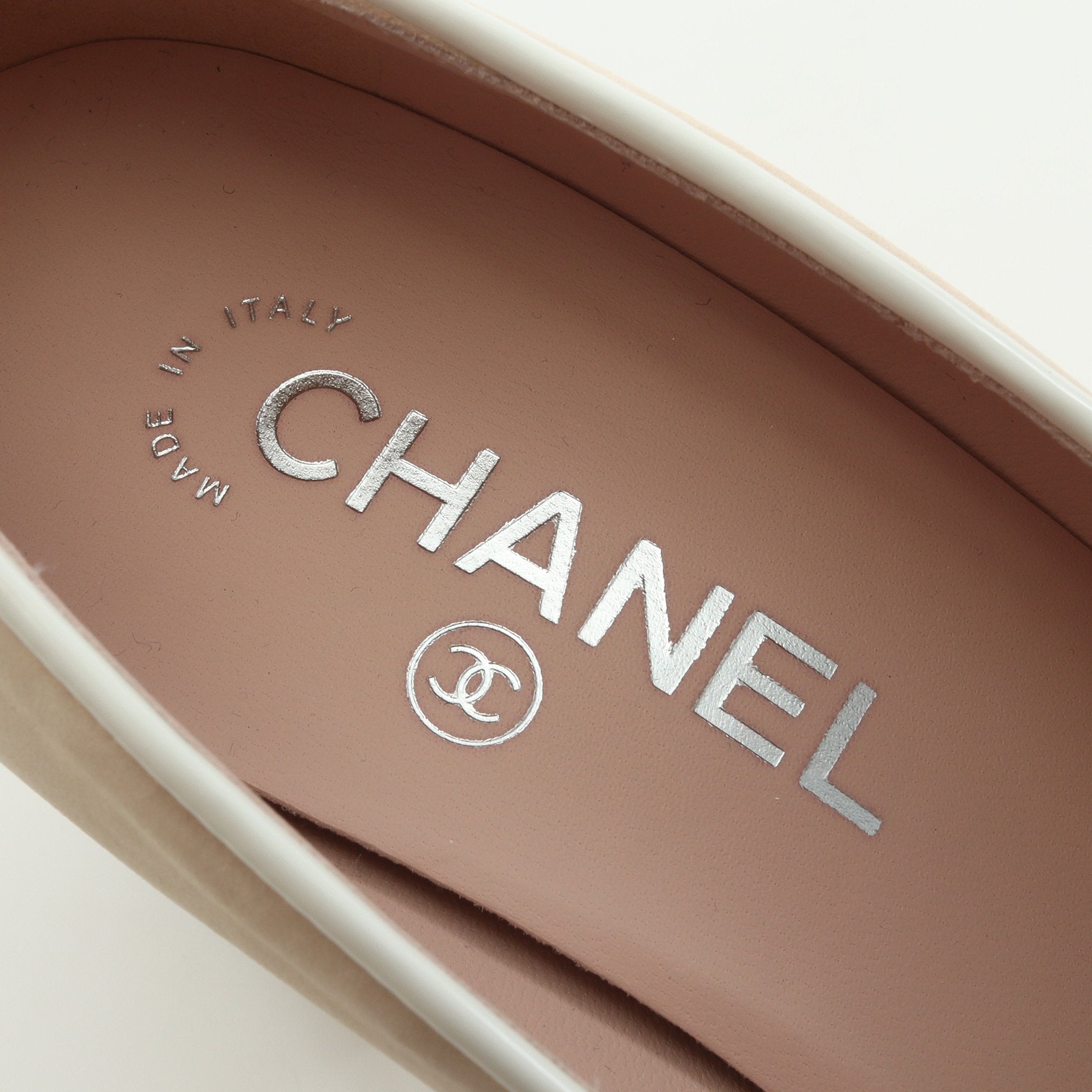 ココマーク チェーン パンプス スエード エナメルレザー ベージュ