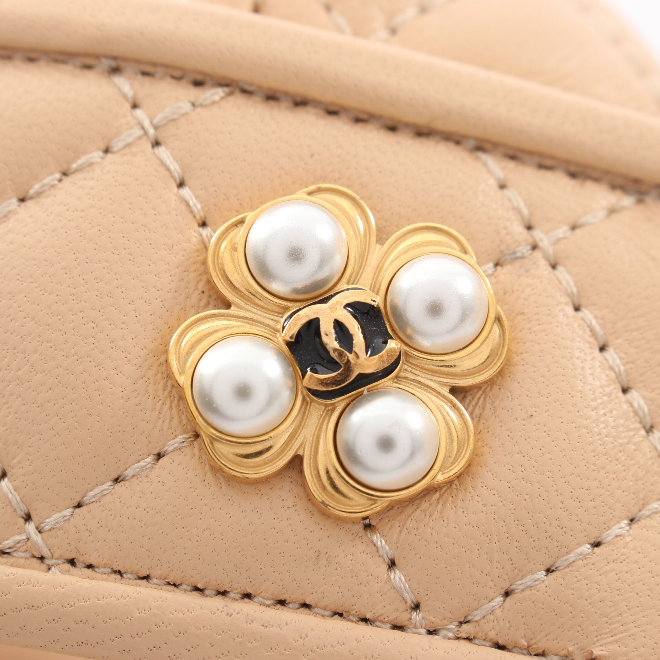 訳あり　CHANEL シャネル パリダラス マトラッセ トングサンダル マトラッセ トングサンダル レザー フェイクパール ライトベージュ
