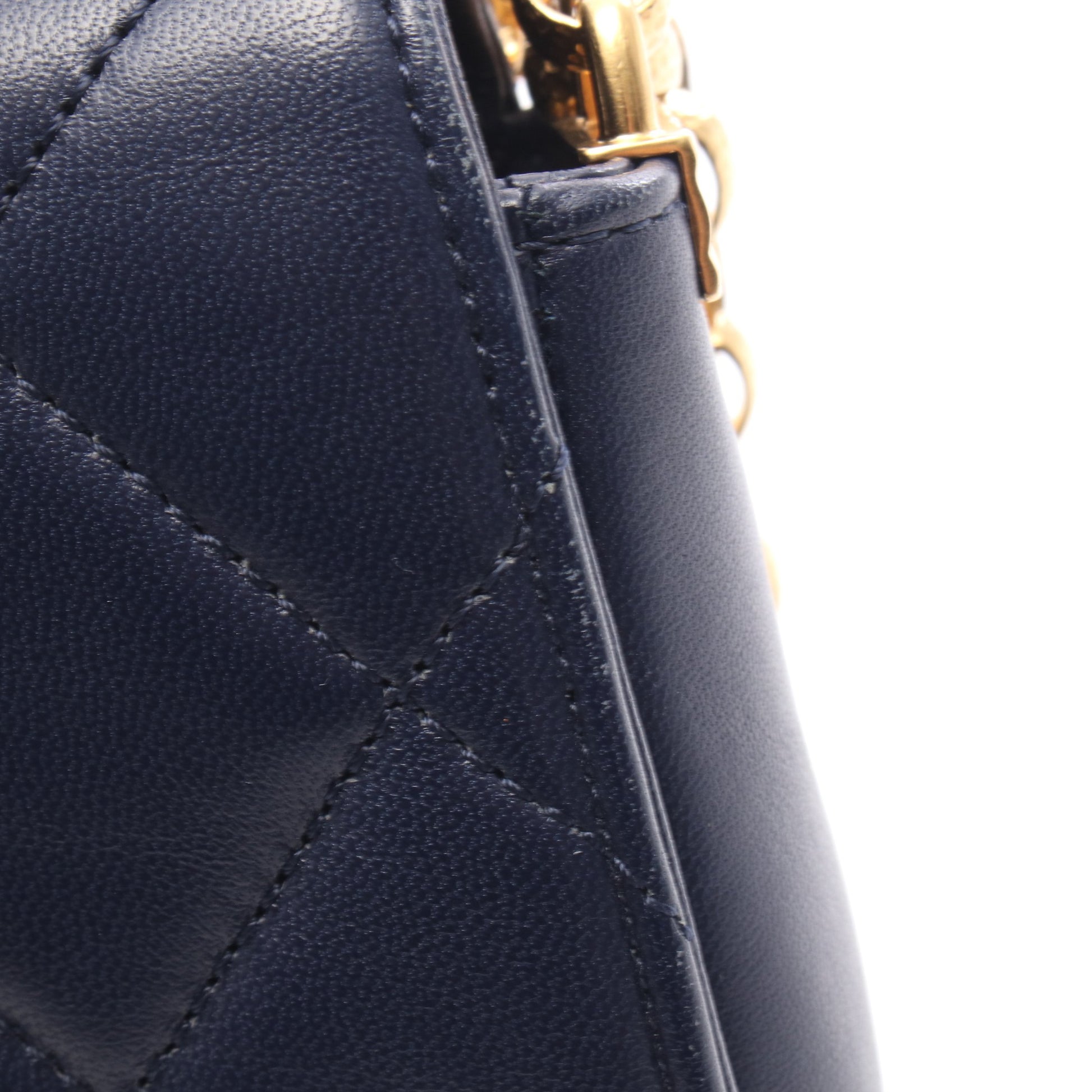 マトラッセ スモールフラップ チェーンショルダーバッグ ラムスキン ネイビー ゴールド金具 シャネル バッグ CHANEL