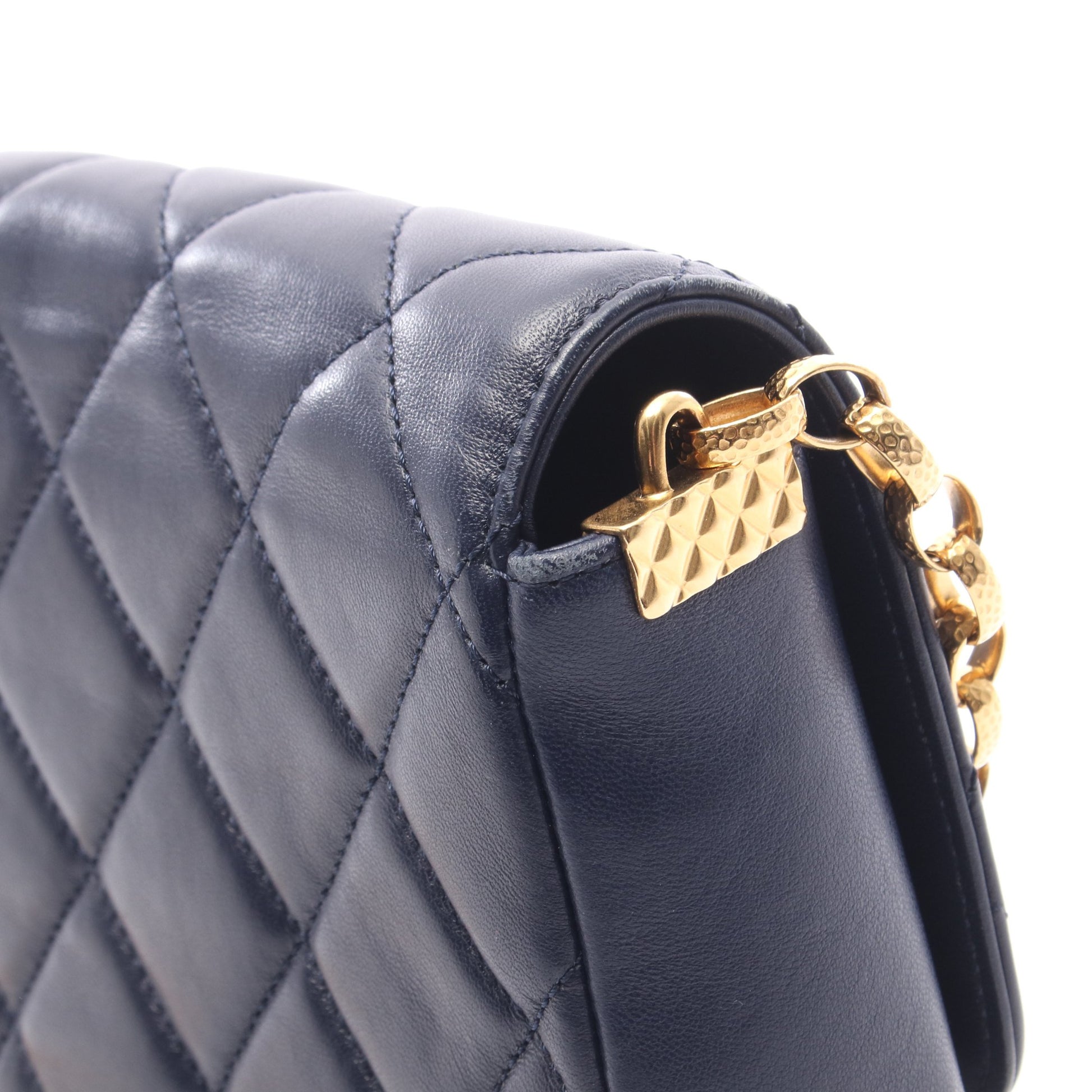 マトラッセ スモールフラップ チェーンショルダーバッグ ラムスキン ネイビー ゴールド金具 シャネル バッグ CHANEL