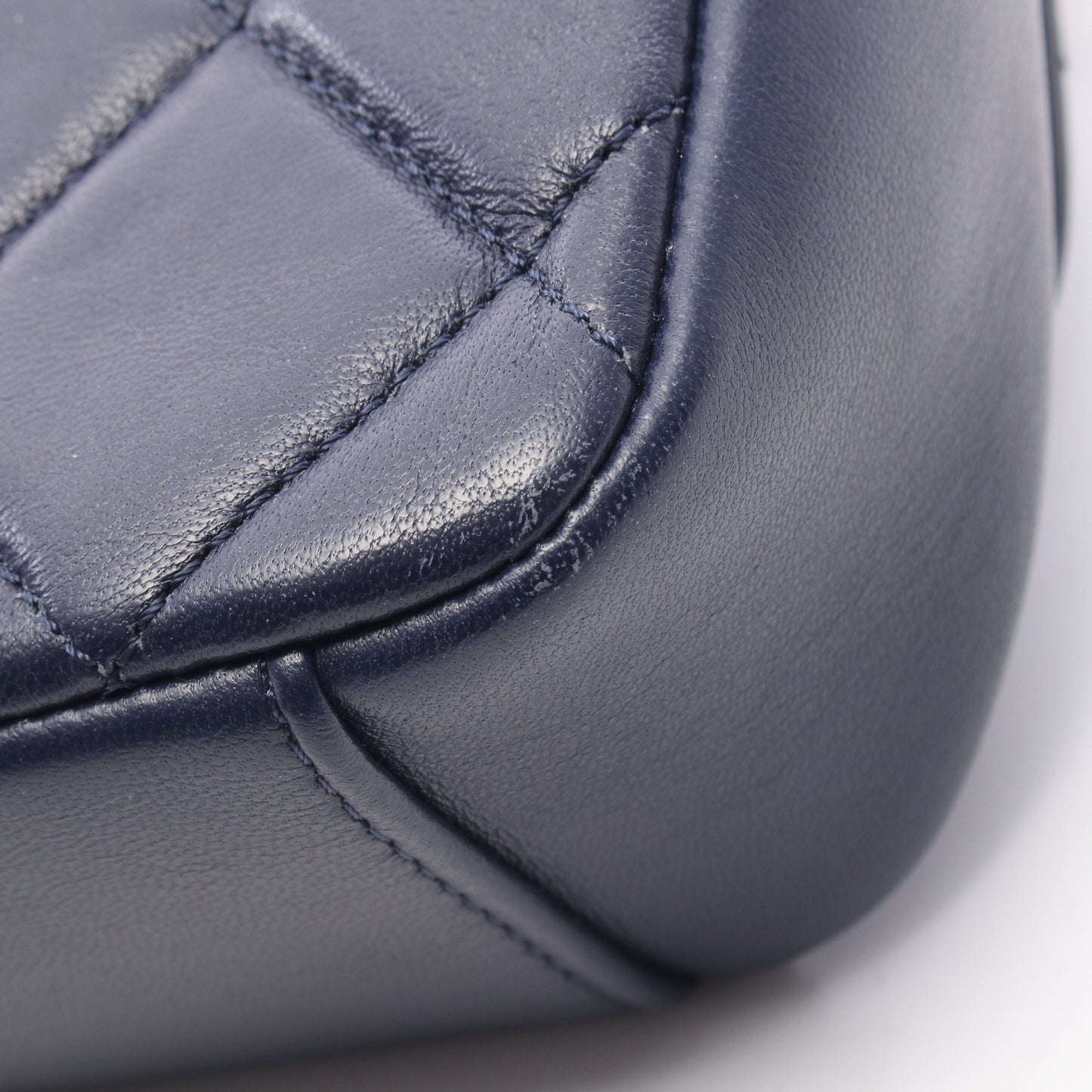 マトラッセ スモールフラップ チェーンショルダーバッグ ラムスキン ネイビー ゴールド金具 シャネル バッグ CHANEL