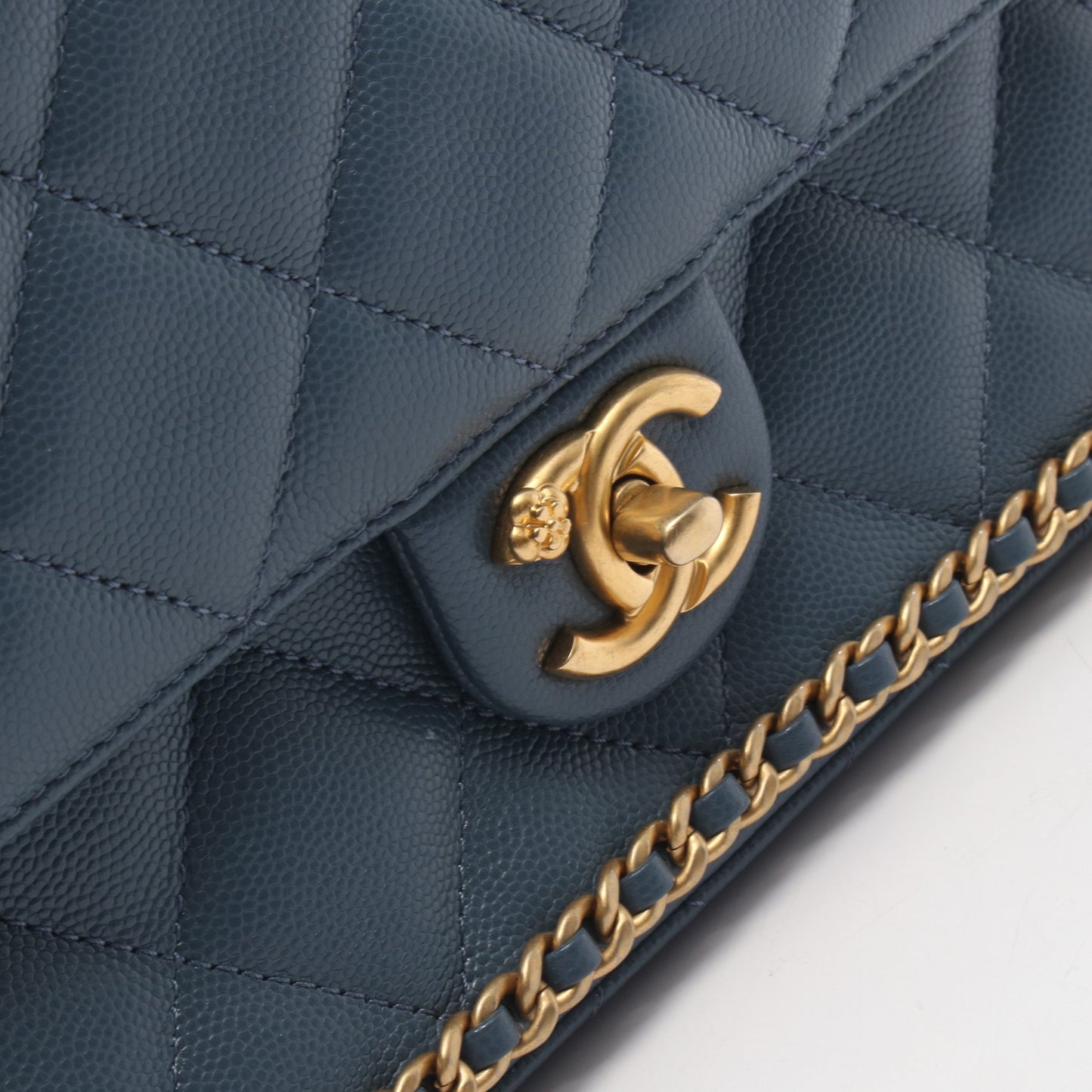 マトラッセ チェーンショルダーバッグ キャビアスキン ブルー ゴールド金具 シャネル バッグ CHANEL
