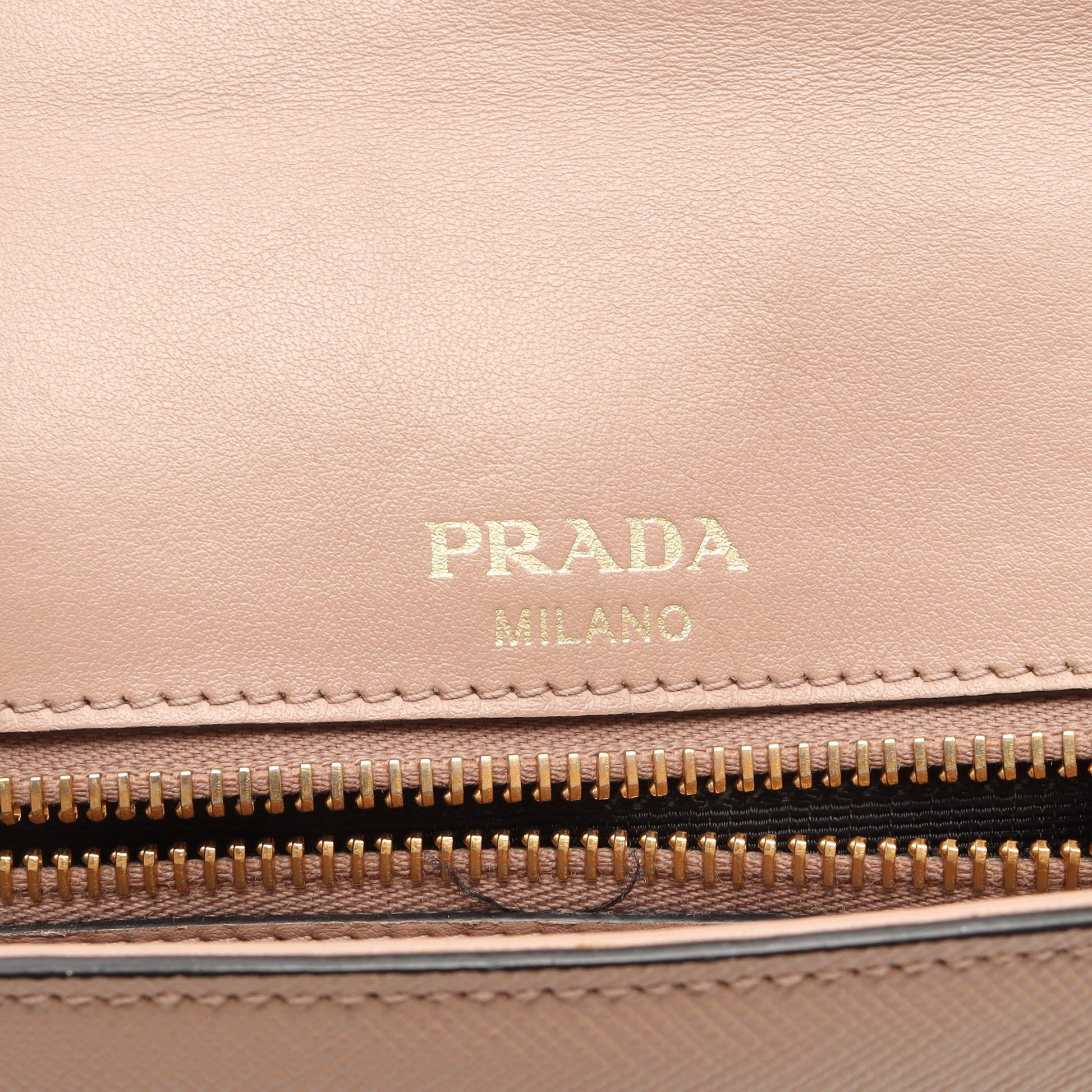 フラップ チェーンショルダーバッグ サフィアーノレザー ピンクベージュ プラダ バッグ PRADA