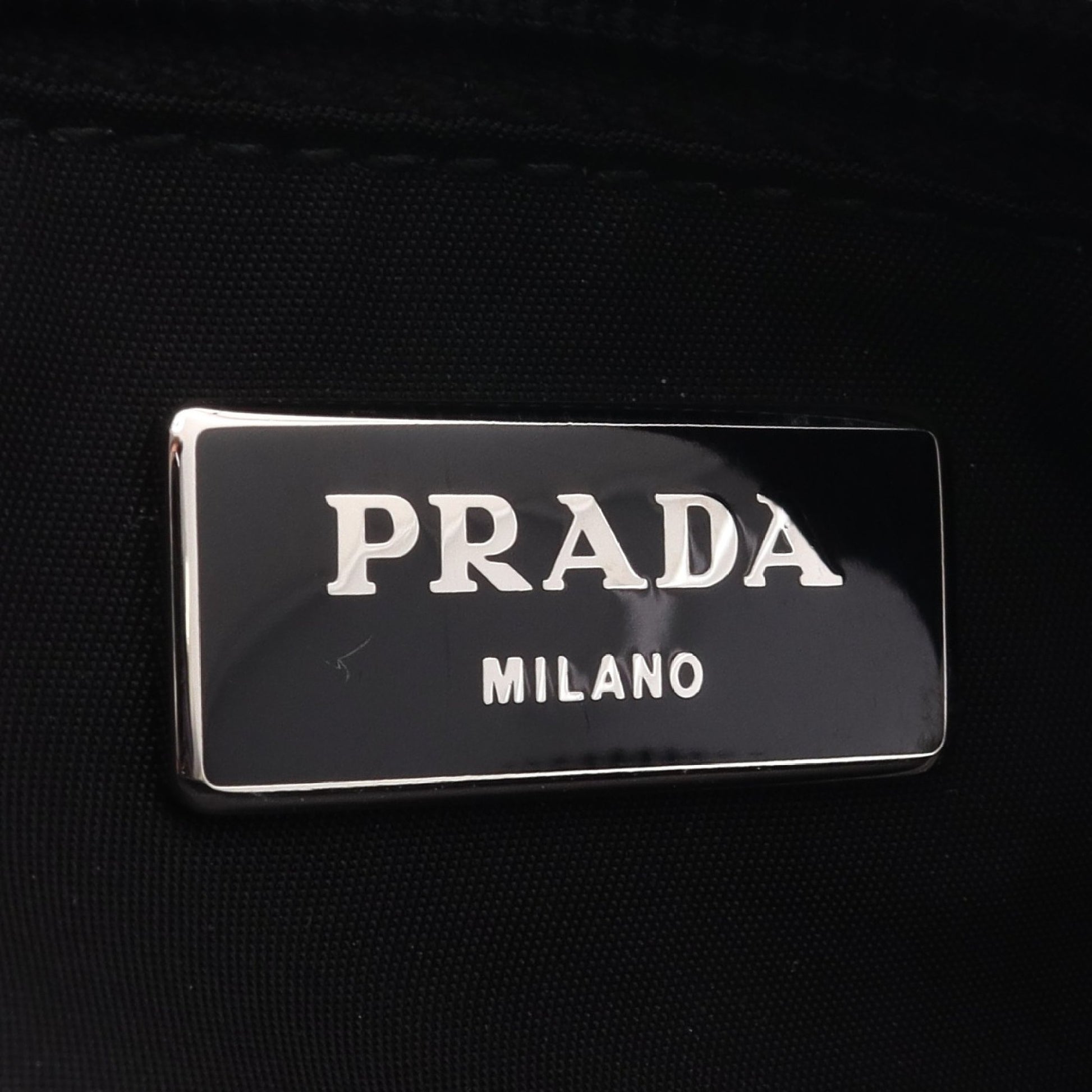 トライアングルロゴ スタッズ ボディバッグ ウエストバッグ ナイロン レザー ブラック ホワイト プラダ バッグ PRADA