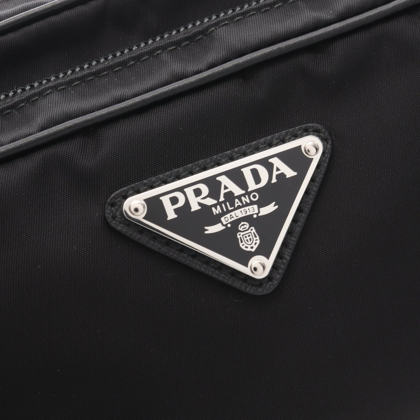 トライアングルロゴ スタッズ ボディバッグ ウエストバッグ ナイロン レザー ブラック ホワイト プラダ バッグ PRADA