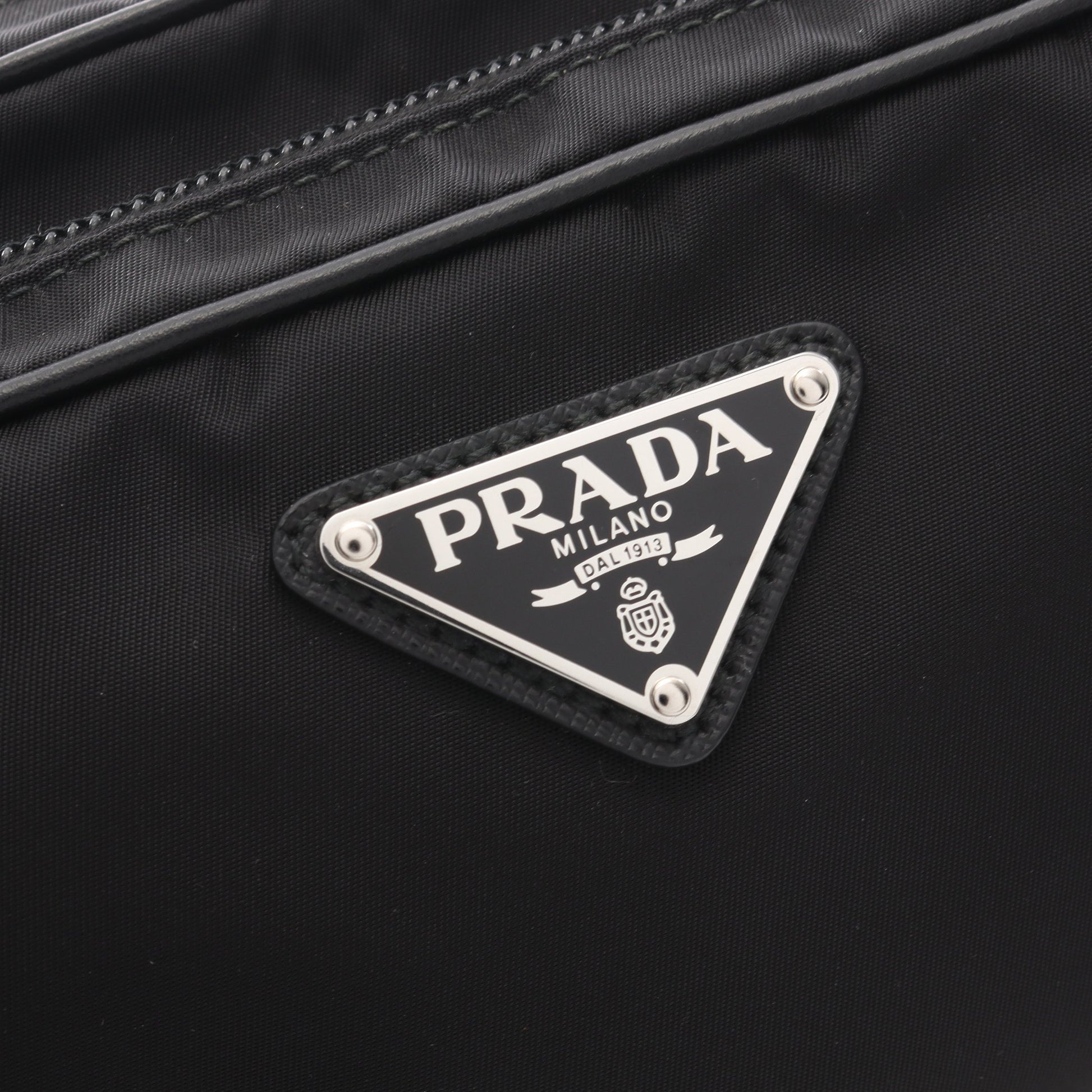 トライアングルロゴ スタッズ ボディバッグ ウエストバッグ ナイロン レザー ブラック ホワイト プラダ バッグ PRADA