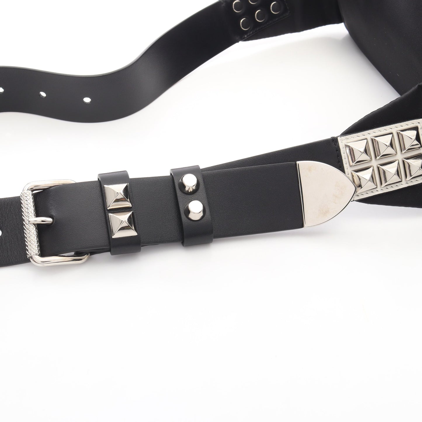 トライアングルロゴ スタッズ ボディバッグ ウエストバッグ ナイロン レザー ブラック ホワイト プラダ バッグ PRADA