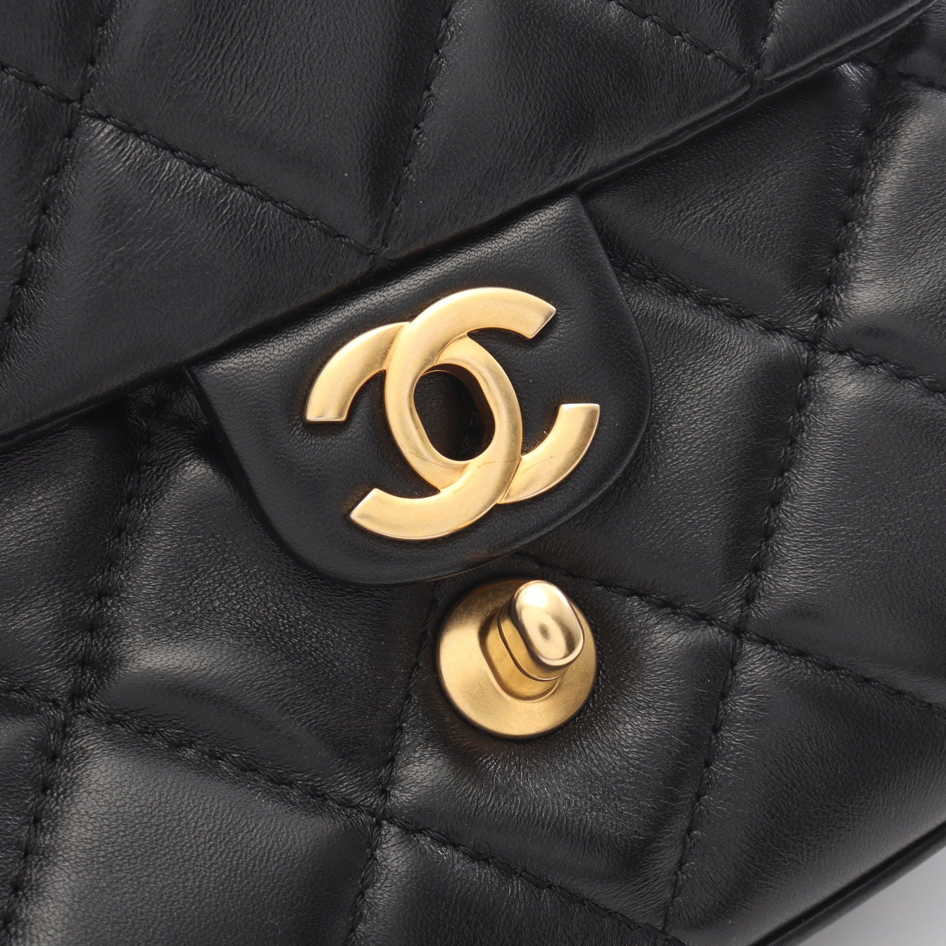 マトラッセ スモールフラップ チェーンショルダーバッグ ラムスキン ブラック ゴールド金具 シャネル バッグ CHANEL