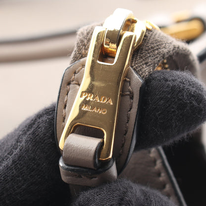 2WAY ハンドバッグ サフィアーノレザー レザー グレーベージュ プラダ バッグ PRADA