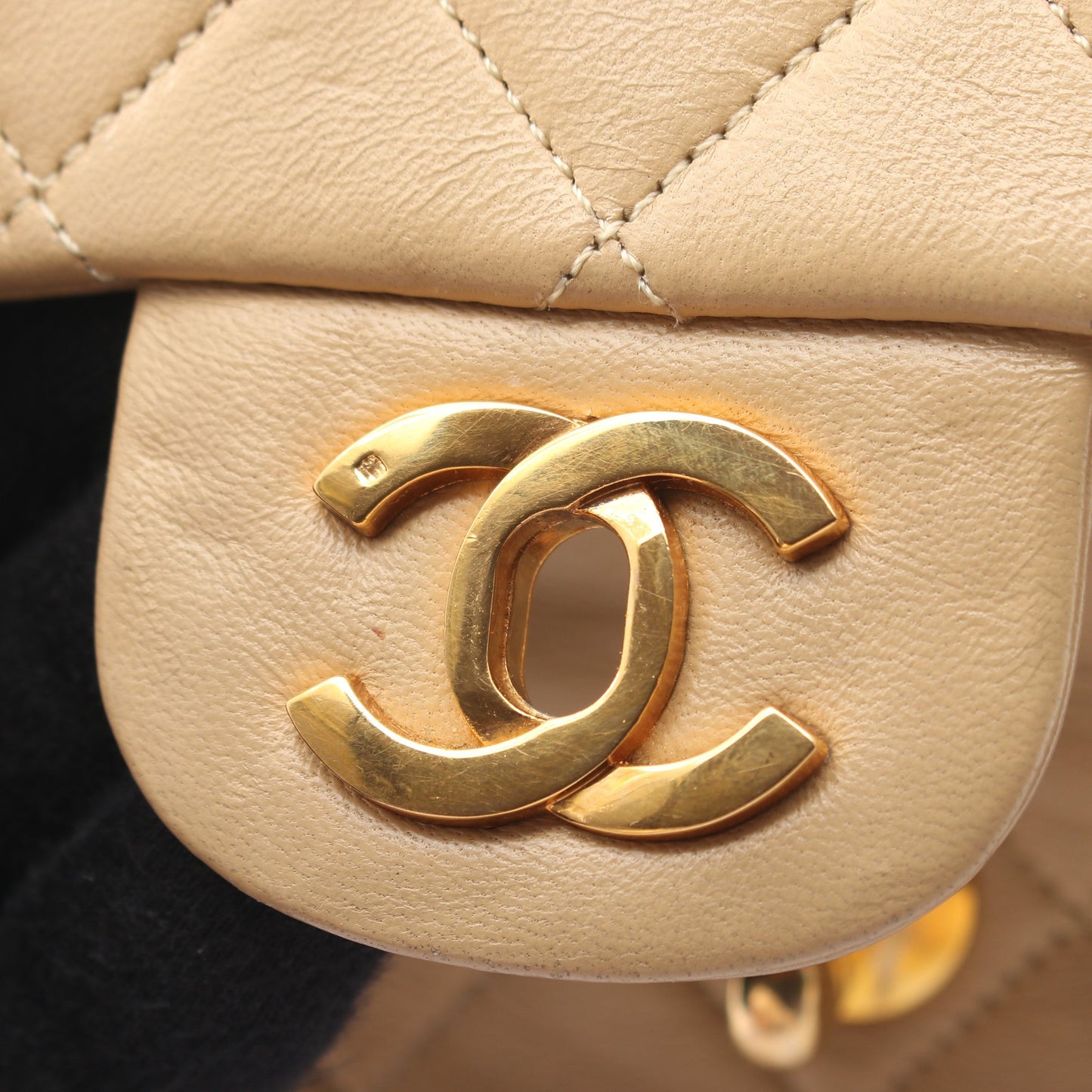 マトラッセ Wフラップ Wチェーンショルダーバッグ ラムスキン ベージュ ゴールド金具 シャネル バッグ CHANEL
