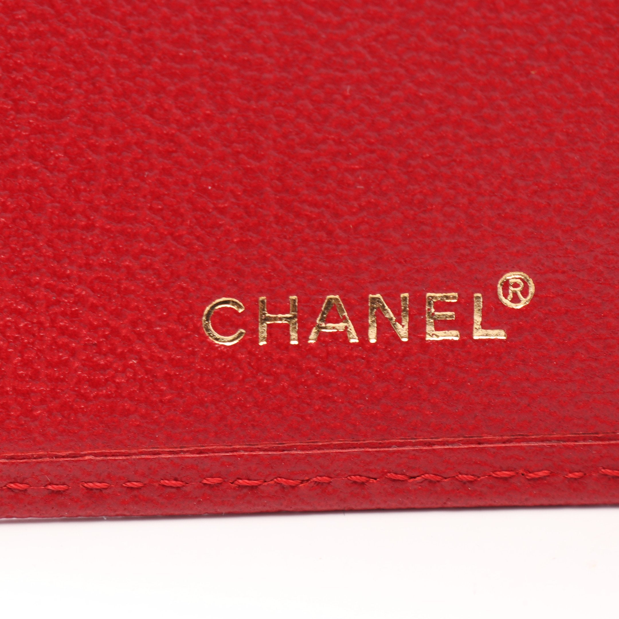 CHANEL 二つ折り財布 ココマーク　レザー　ボタン開閉　レッド ココマーク 二つ折り財布 レザー レッド ゴールド金具 シャネル – RECLO