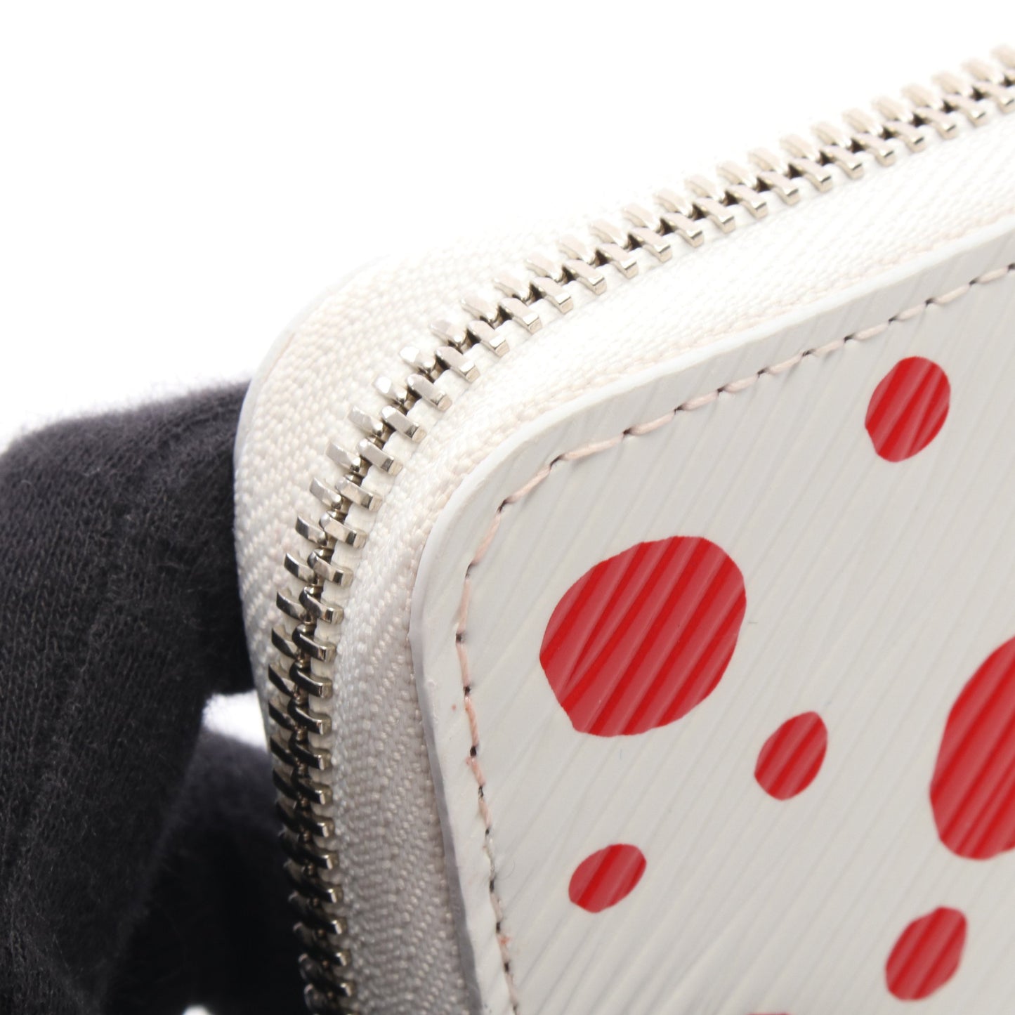 LV × YK ジッピーウォレット エピ インフィニティドドット ブロン ルージュ ラウンドファスナー長財布 レザー ホワイト レッド ルイヴィトン 財布・小物 LOUIS VUITTON