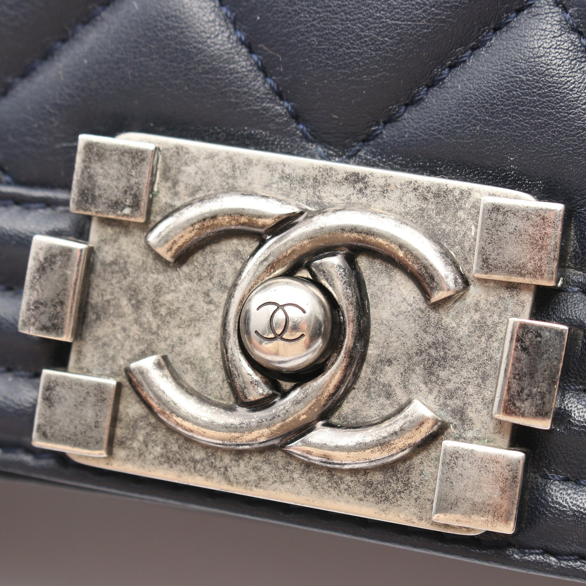 ボーイシャネル アンティークシルバー金具 チェーンショルダーバッグ ラムスキン ネイビー シャネル バッグ CHANEL