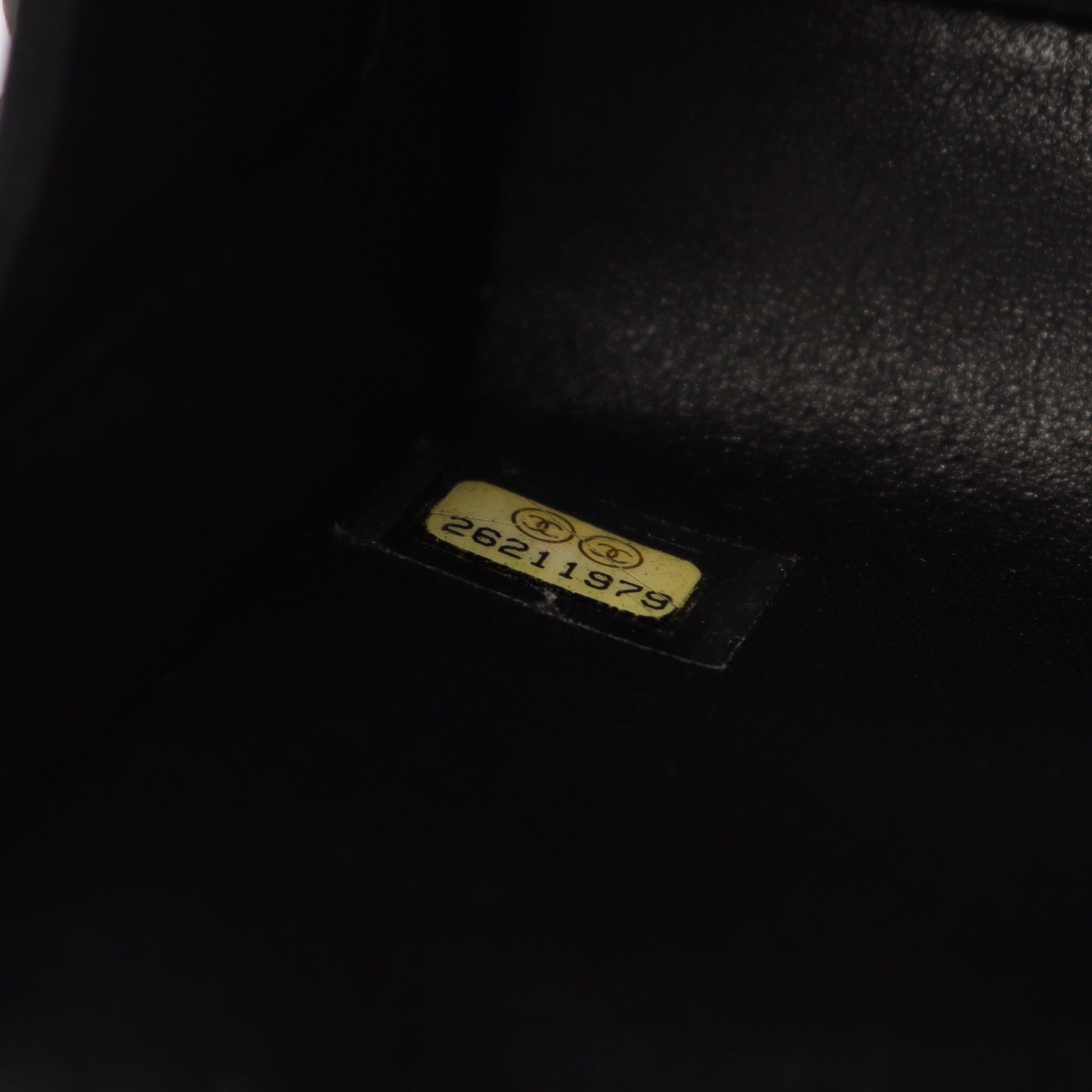 シェブロン Vステッチ メダル チェーンショルダーバッグ レザー ブラック ゴールド金具 シャネル バッグ CHANEL