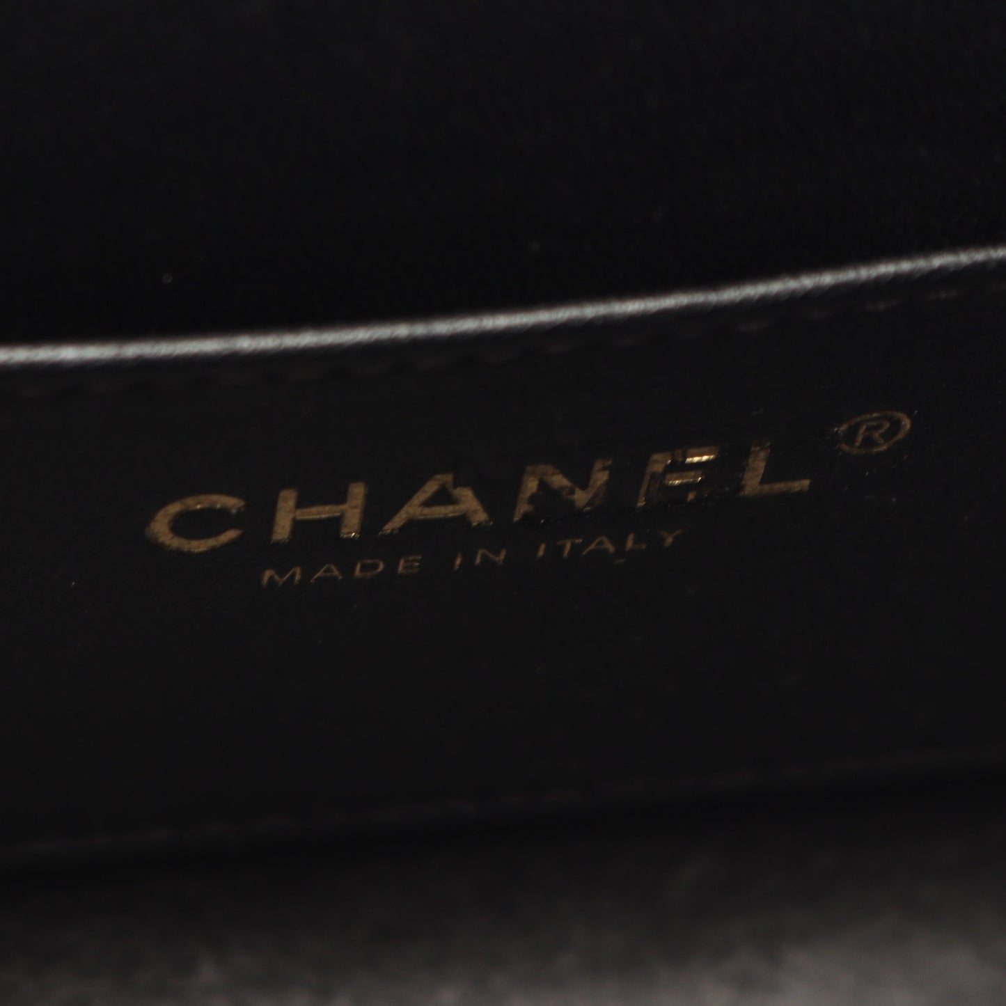 シェブロン Vステッチ メダル チェーンショルダーバッグ レザー ブラック ゴールド金具 シャネル バッグ CHANEL