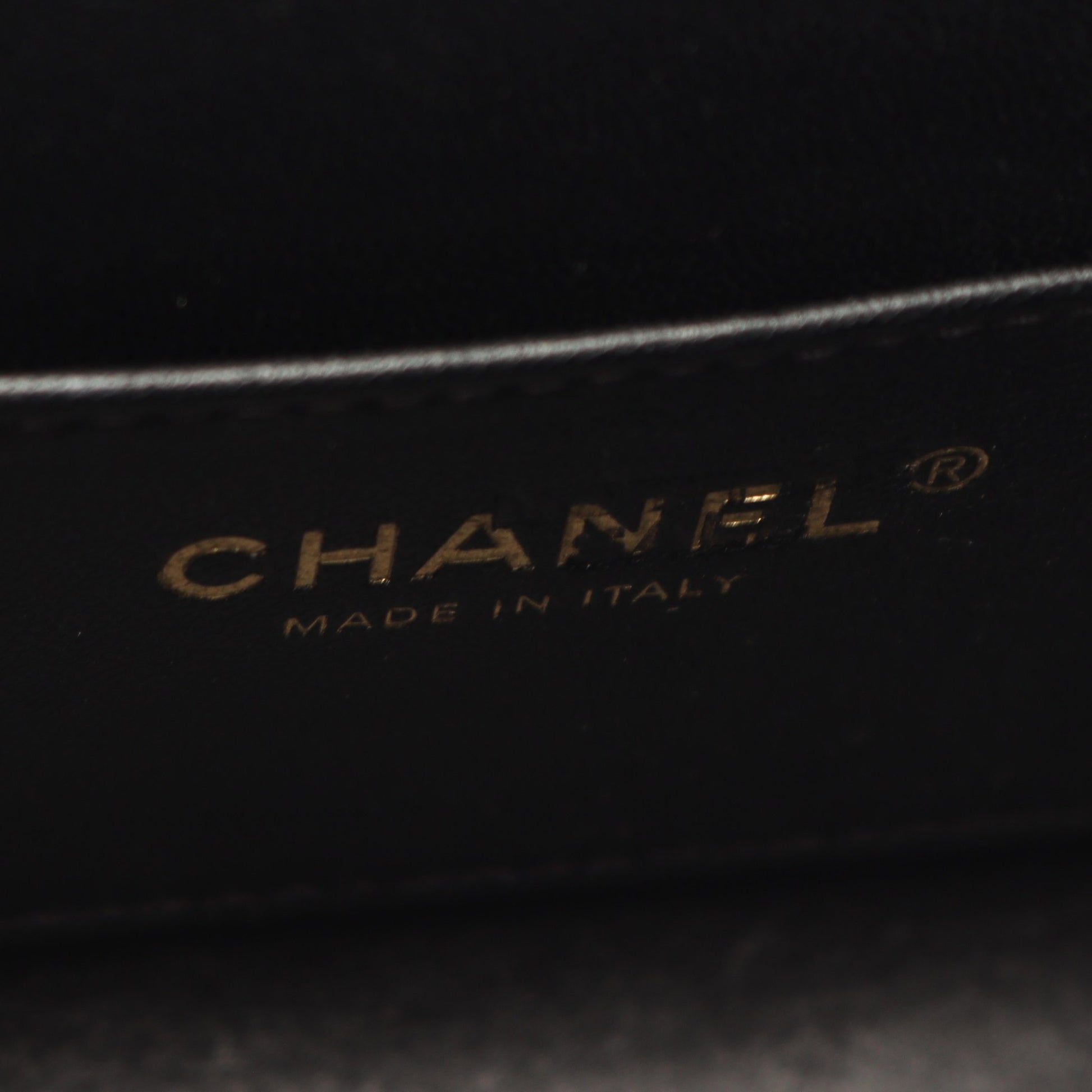 シェブロン Vステッチ メダル チェーンショルダーバッグ レザー ブラック ゴールド金具 シャネル バッグ CHANEL
