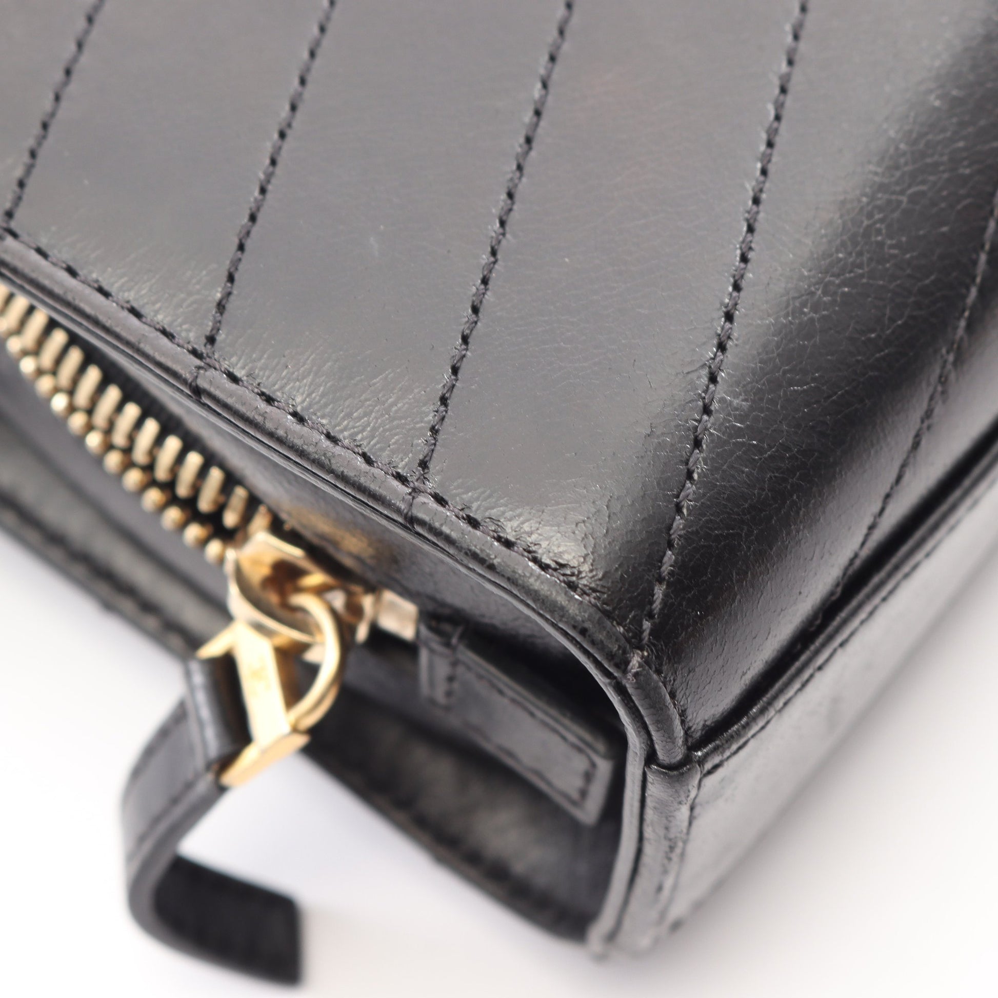 シェブロン Vステッチ メダル チェーンショルダーバッグ レザー ブラック ゴールド金具 シャネル バッグ CHANEL