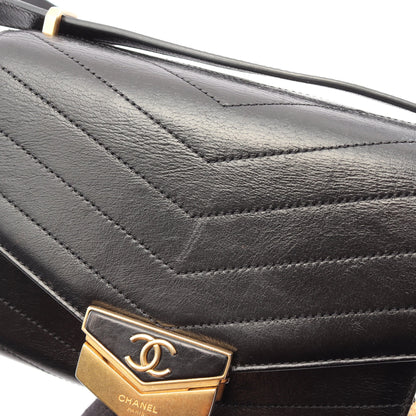 シェブロン Vステッチ メダル チェーンショルダーバッグ レザー ブラック ゴールド金具 シャネル バッグ CHANEL