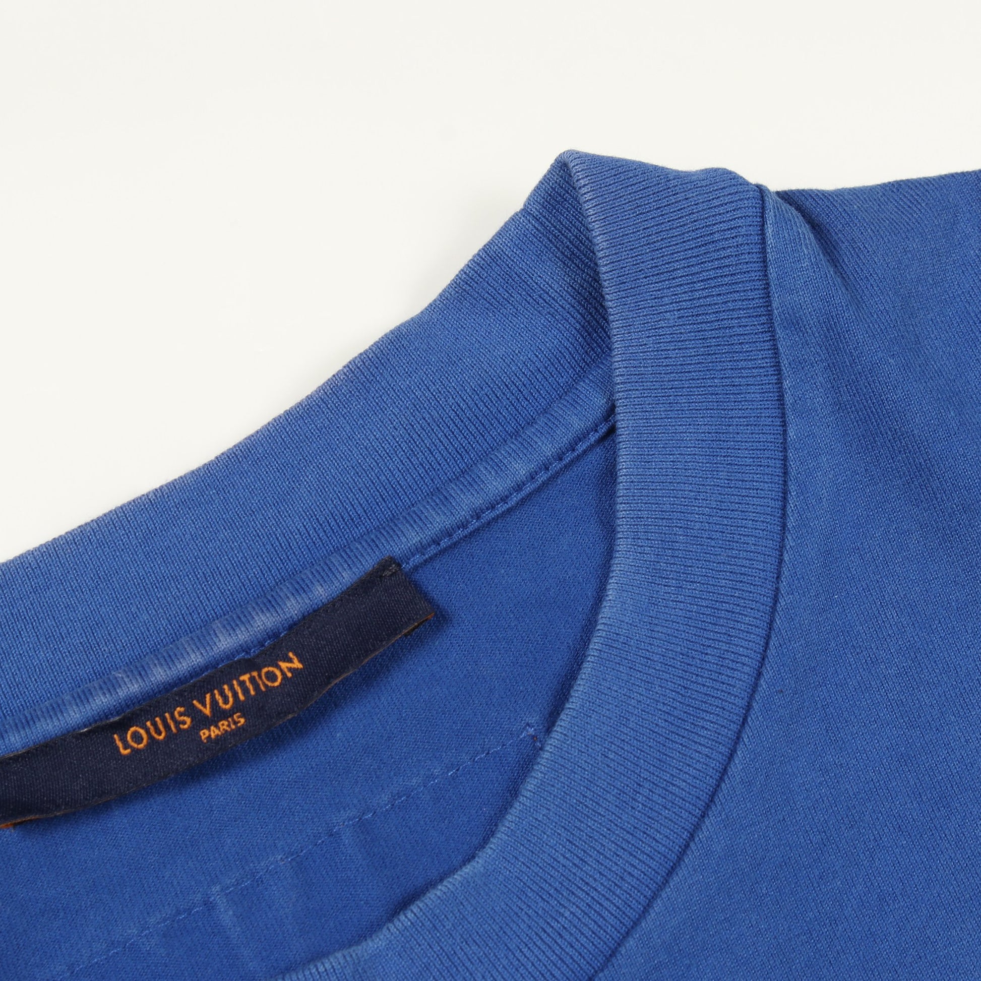エンボスLVロゴ 半袖Tシャツ コットン ブルー ルイヴィトン トップス LOUIS VUITTON