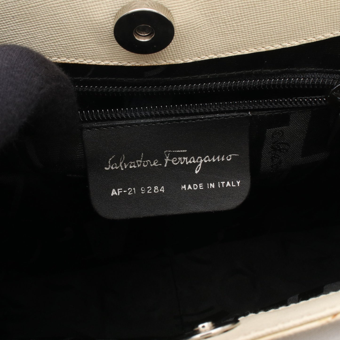 ショルダーバッグ レザー アイボリー サルヴァトーレフェラガモ バッグ Salvatore Ferragamo