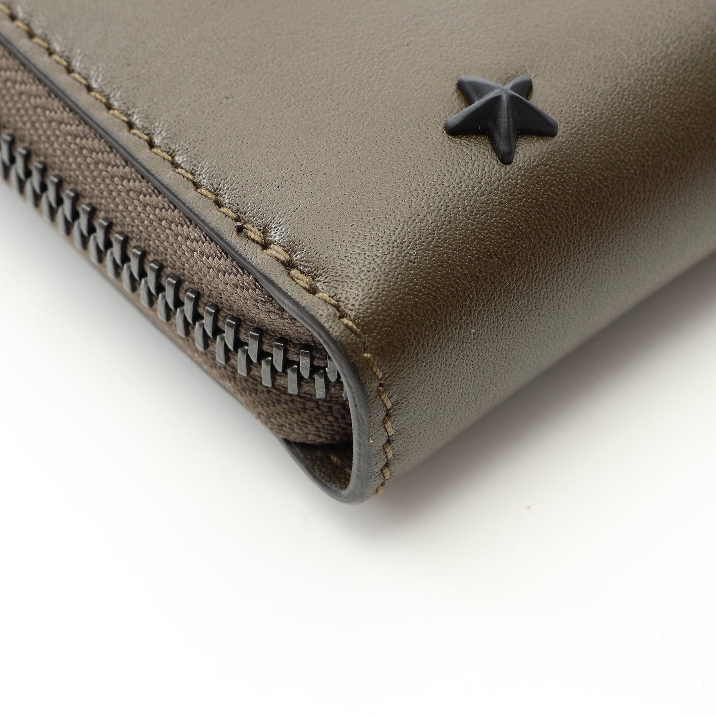 CARNABY カーナビー スタースタッズ ラウンドファスナー長財布 レザー カーキグリーン ジミーチュウ