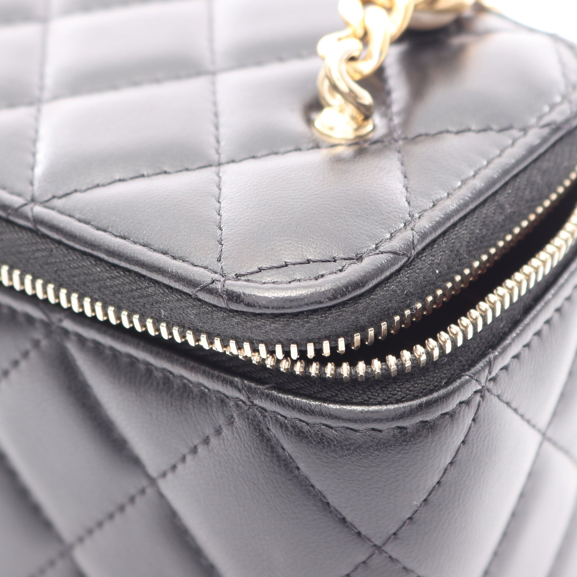 マトラッセ バニティ チェーンショルダーバッグ ラムスキン ブラック ゴールド金具 シャネル バッグ CHANEL