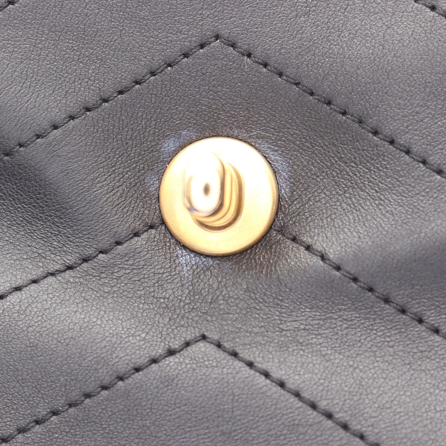Vステッチ チェーンショルダーバッグ レザー ブラック ゴールド金具 シャネル バッグ CHANEL