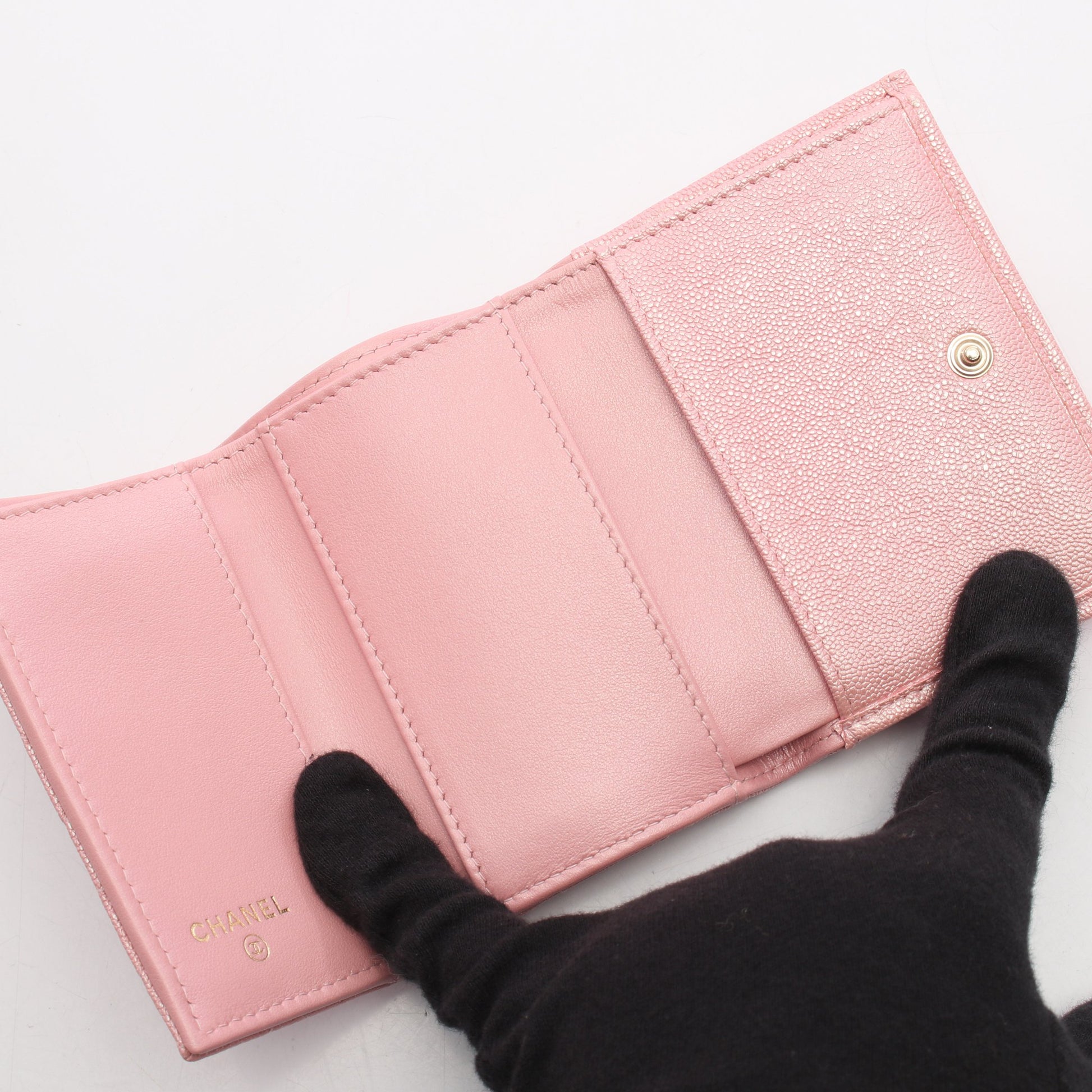 クラシック スモール フラップ ウォレット マトラッセ 三つ折り財布 キャビアスキン ピンク ゴールド金具 シャネル 財布・小物 CHANEL