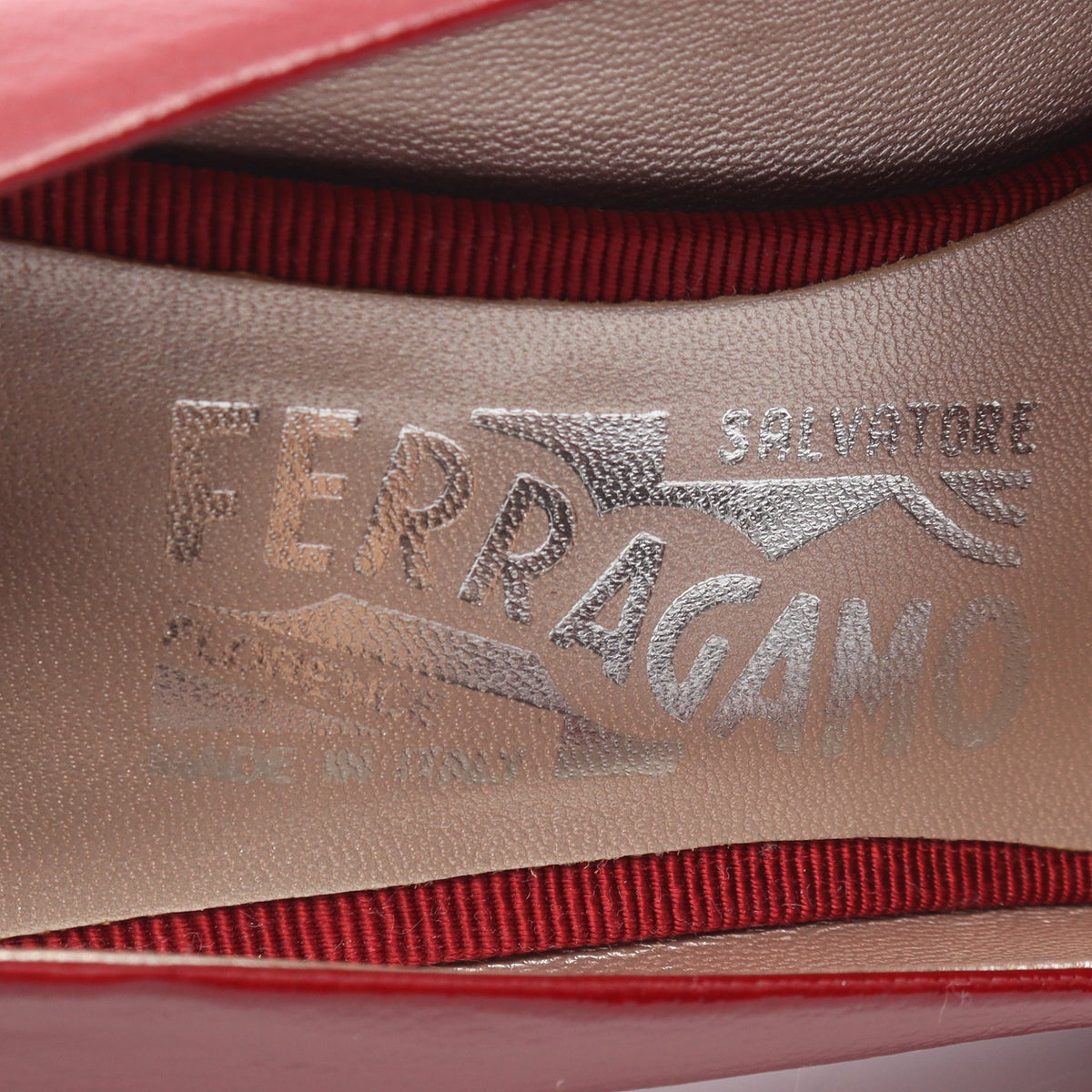 ヴァラリボン パンプス エナメルレザー レッド サルヴァトーレフェラガモ シューズ Salvatore Ferragamo
