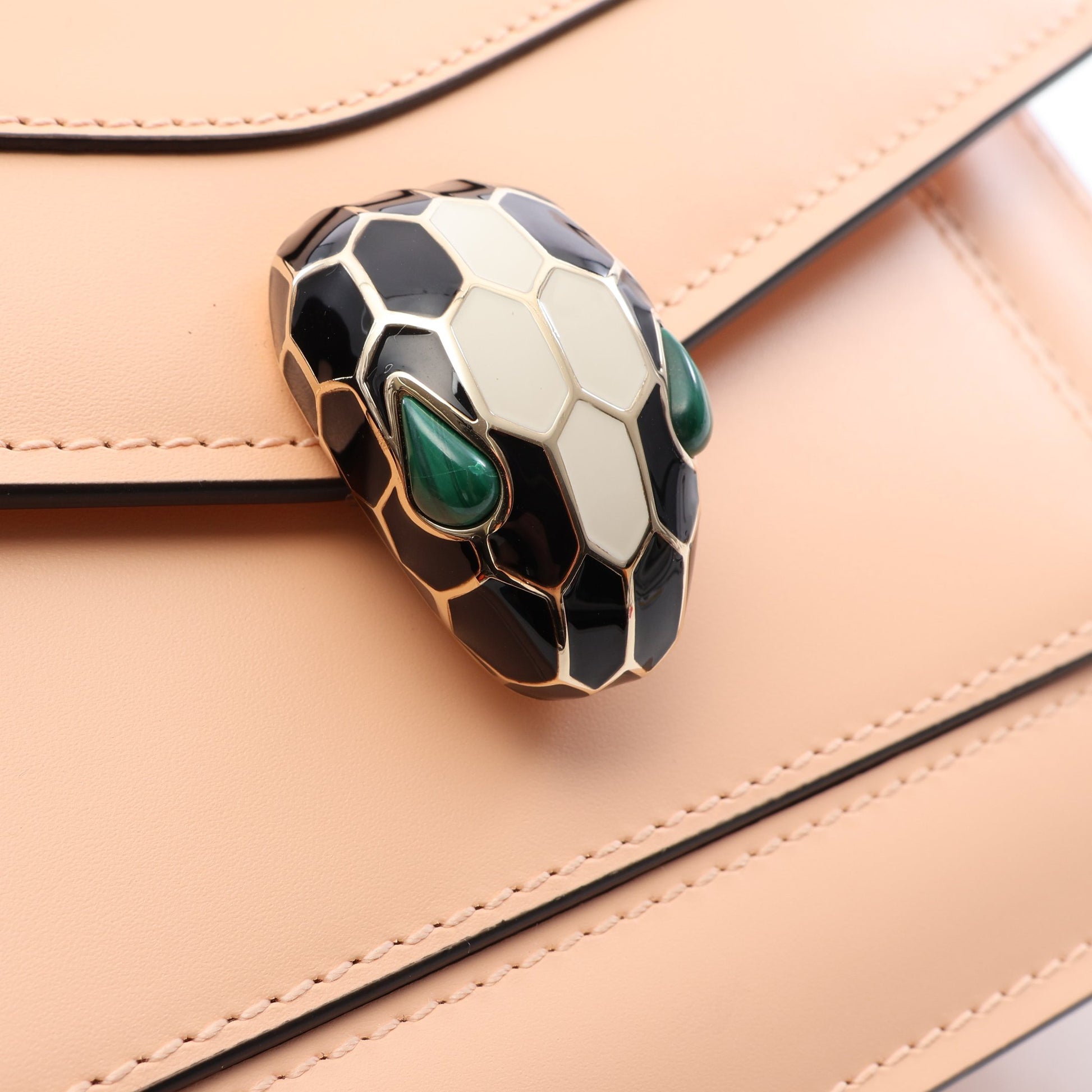 セルペンティ フォーエバー チェーンショルダーバッグ レザー ライトベージュ ブルガリ バッグ BVLGARI