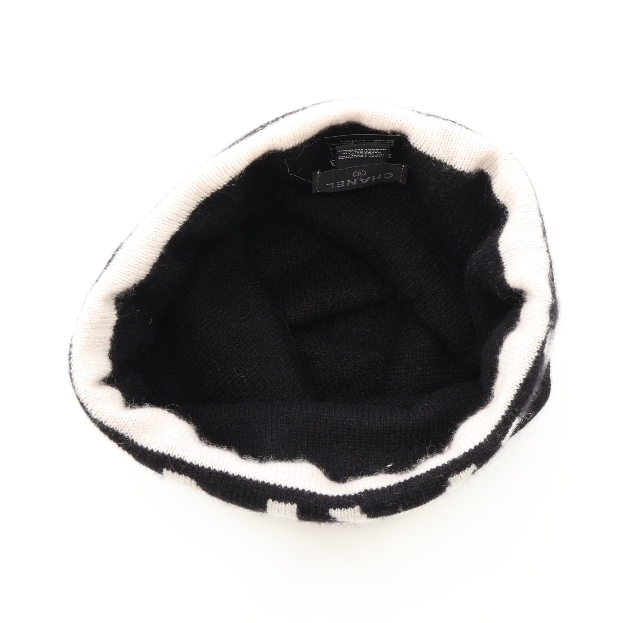 [美品]CHANELカシミヤビーニー2024AW白黒ロゴ　箱・タグ・証明書付 ロゴ ビーニー カシミヤ ブラック ホワイト シャネル – RECLO