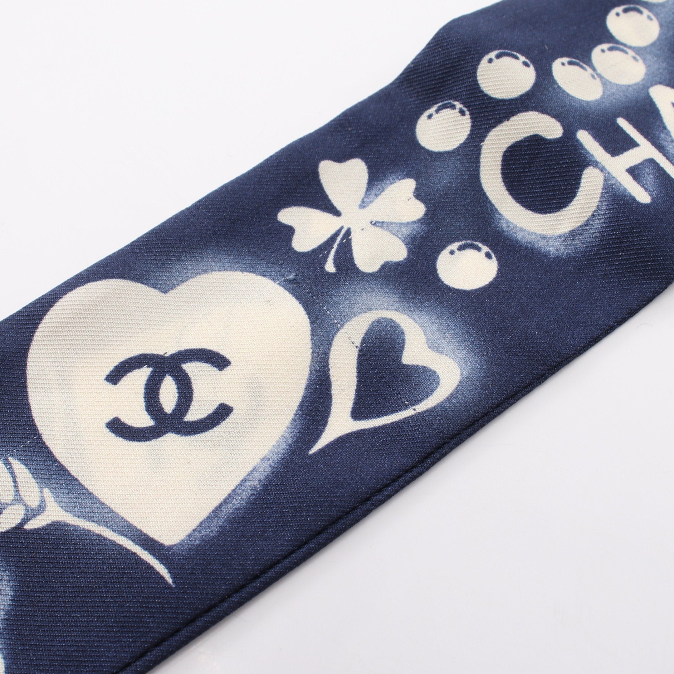 【CHANEL】 ⭐︎入学式シーズンに⭐︎ ネイビー ヘアリボン　スカーフ アイコン リボン スカーフ シルク ネイビー オフホワイト シャネル – RECLO