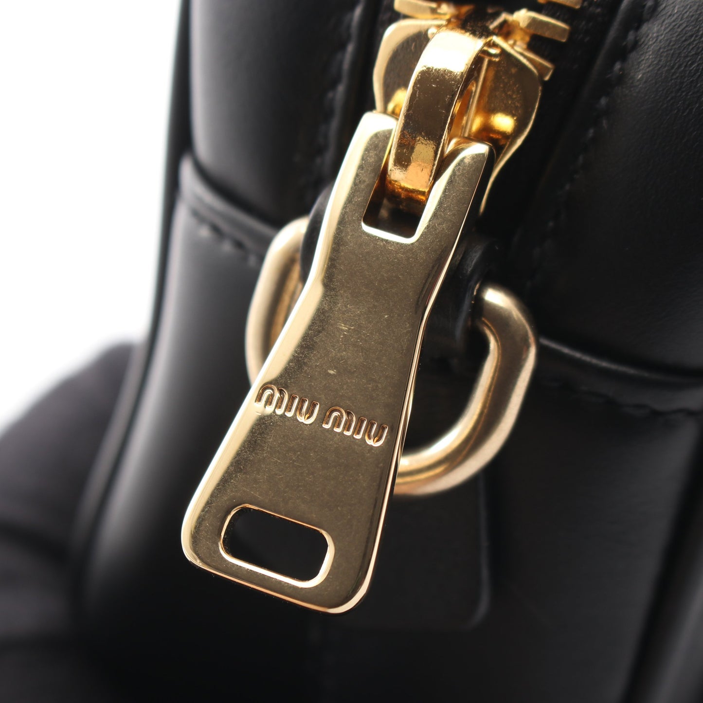 SAFTY PADDED ショルダーバッグ レザー ブラック ミュウミュウ