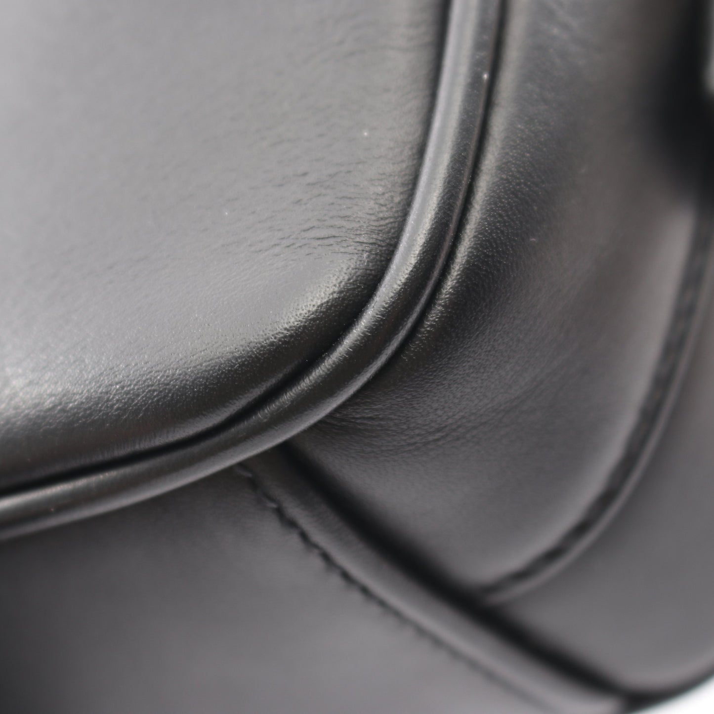 SAFTY PADDED ショルダーバッグ レザー ブラック ミュウミュウ