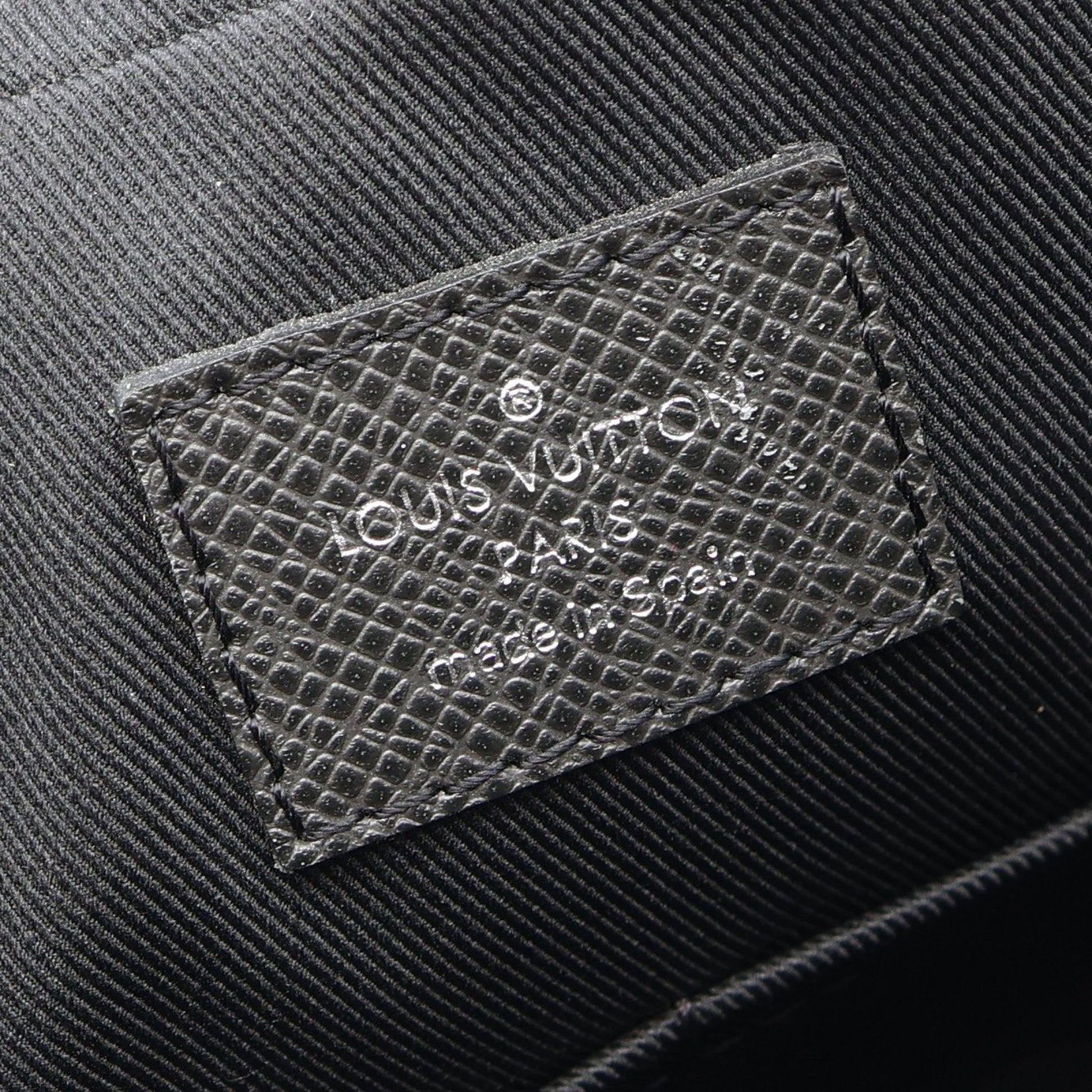 アントン メッセンジャーPM タイガ アルドワーズ ショルダーバッグ レザー ブラック ルイヴィトン バッグ LOUIS VUITTON